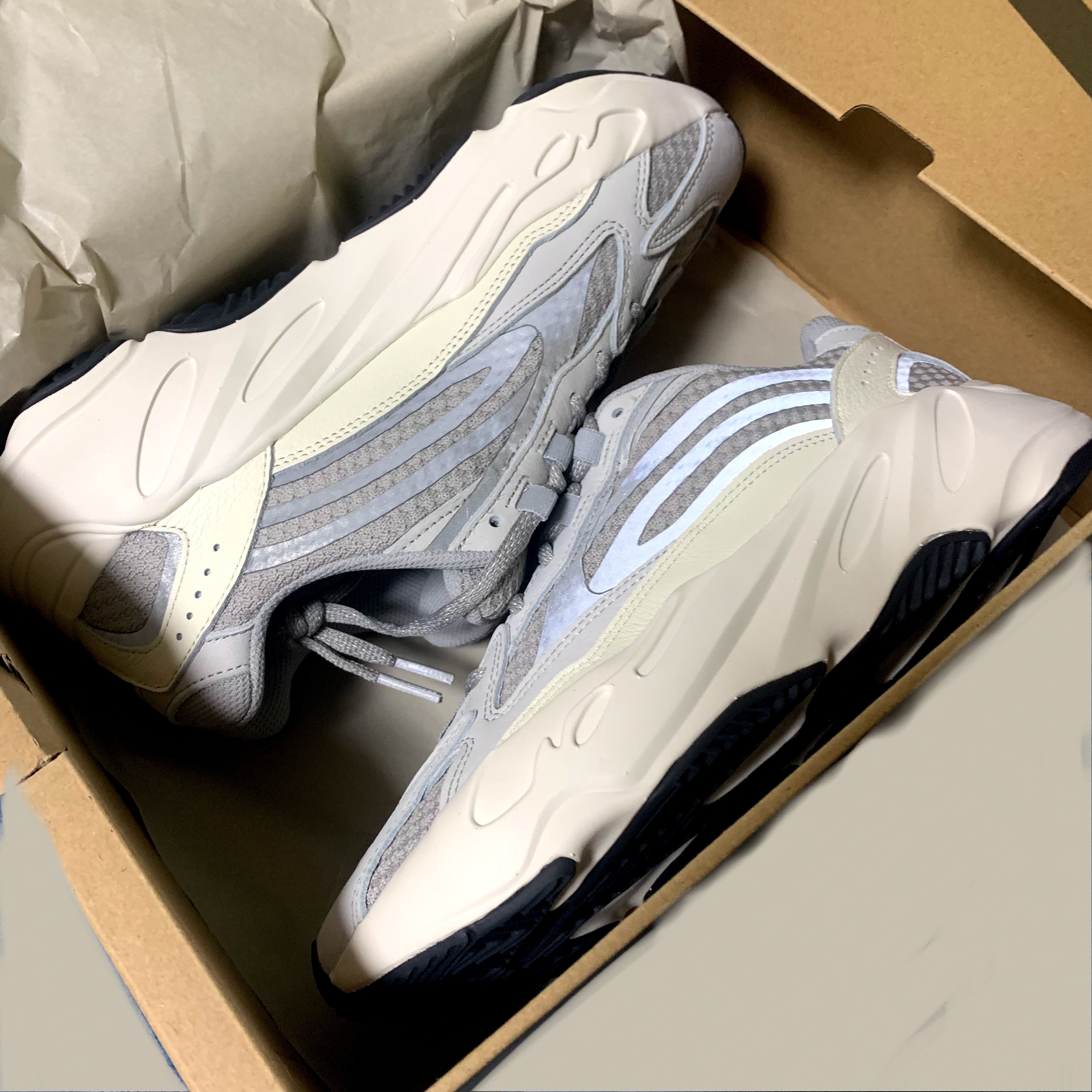 Adidas Yeezy Boost 700 V2 Static 2022 착용 스타일