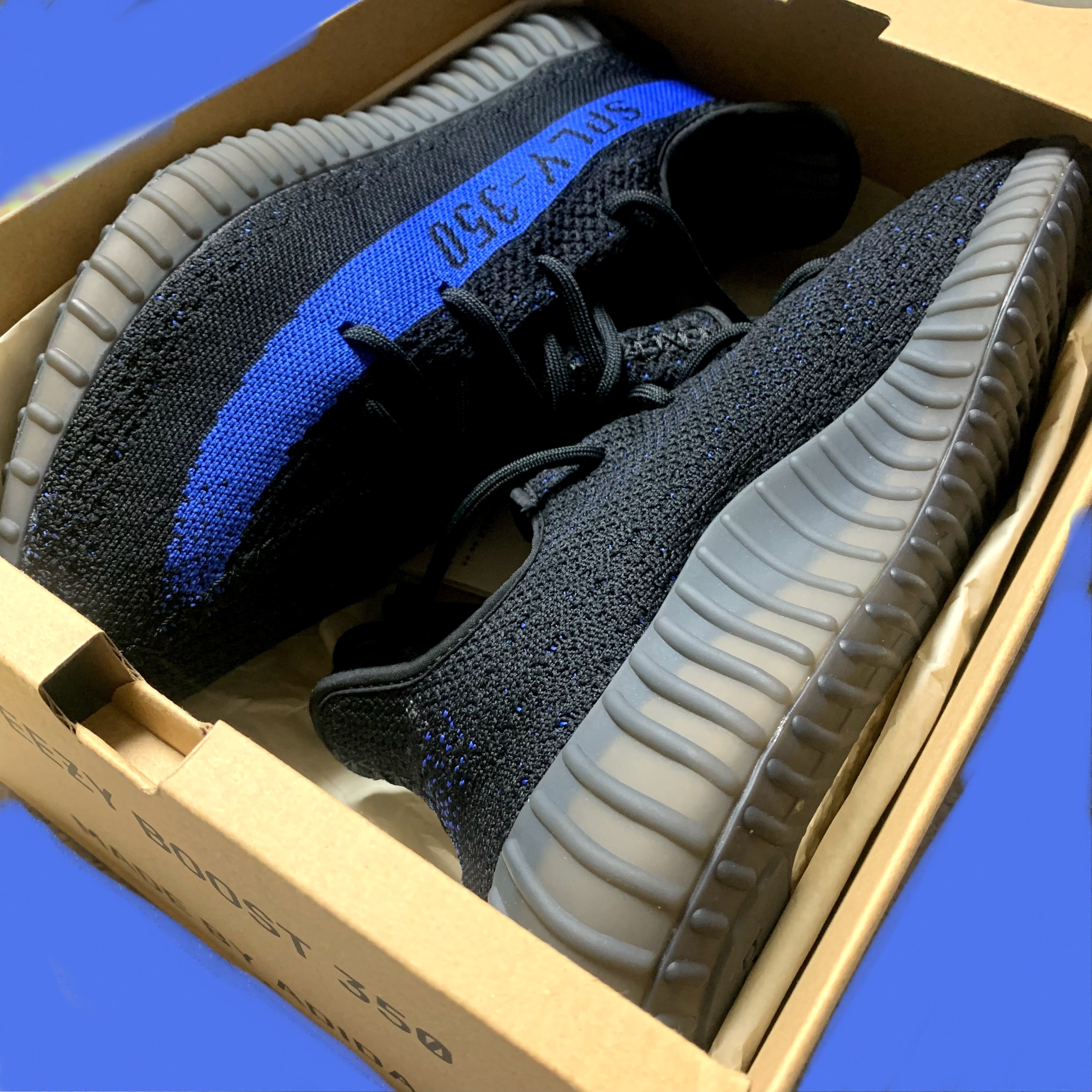 Adidas Yeezy Boost 350 V2 Dazzling Blue 착용 스타일