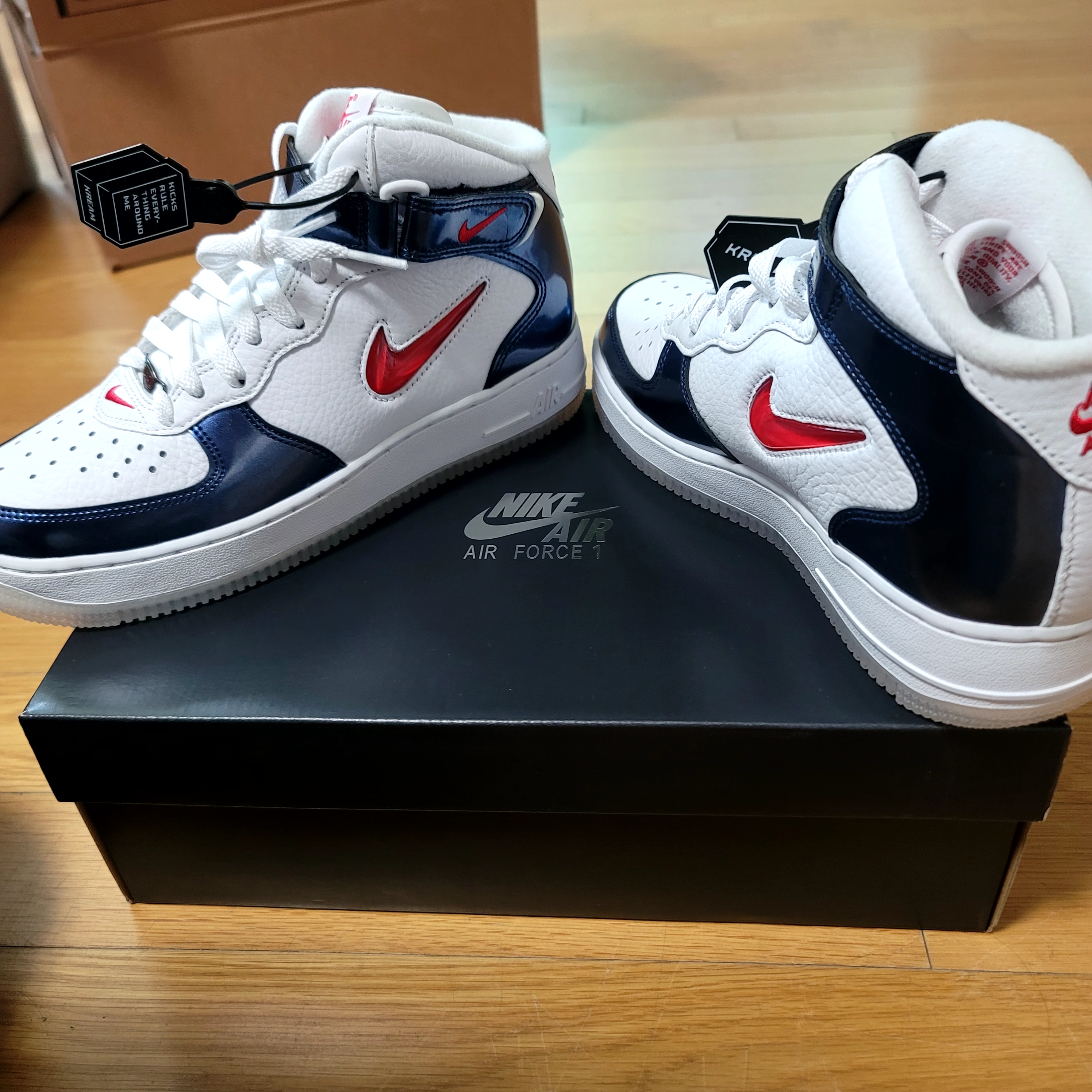 Nike Air Force 1 Mid QS University Red and Midnight Navy 착용 스타일