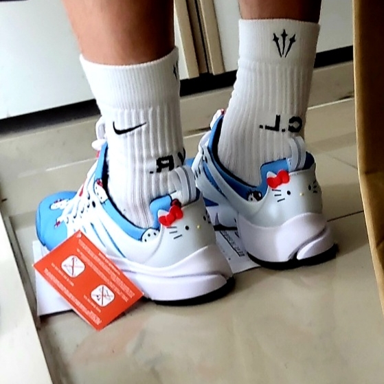 Nike x Hello Kitty Air Presto University Blue, Nike x Drake Nocta Socks White (3 Pack) 착용 스타일