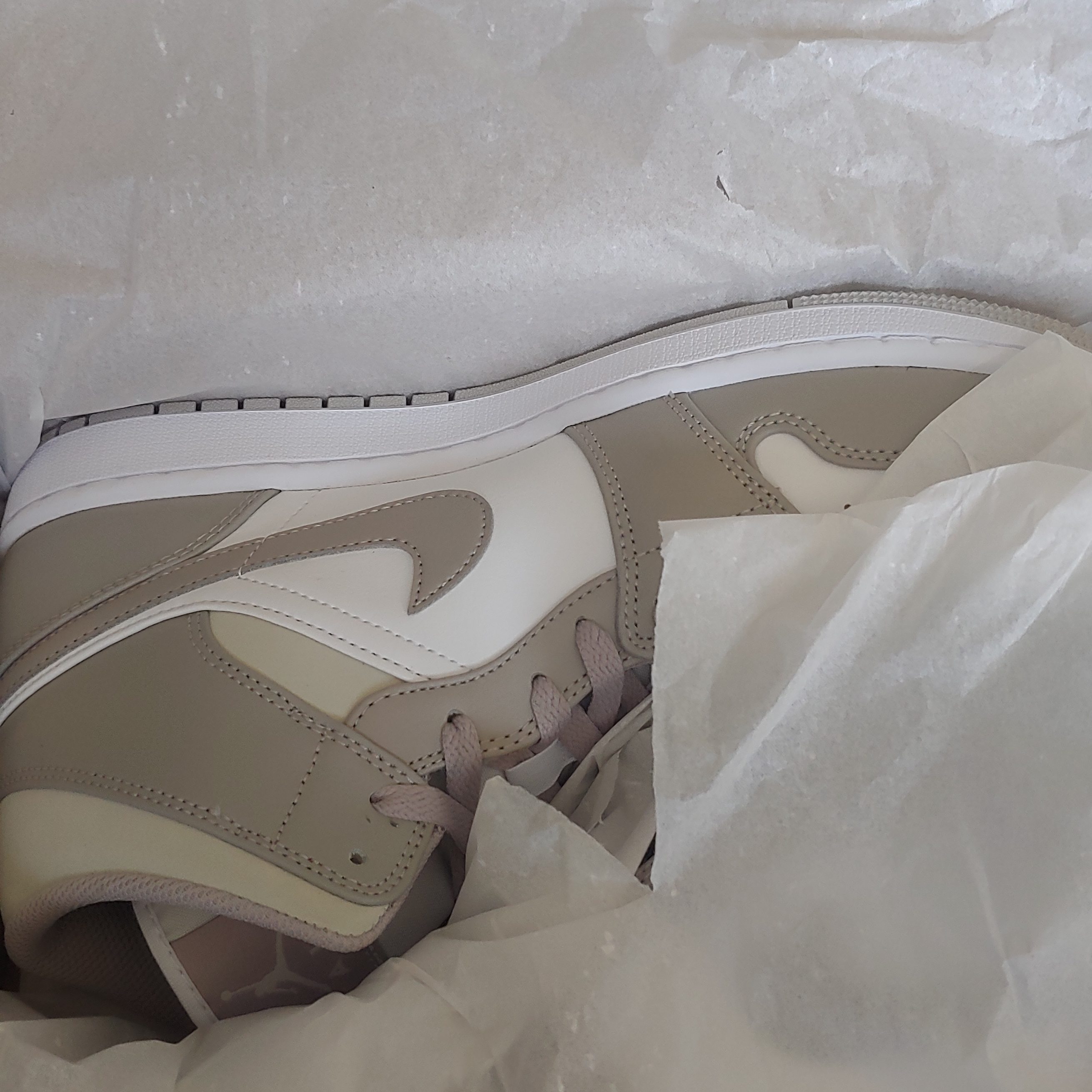 Jordan 1 Mid College Grey 착용 스타일