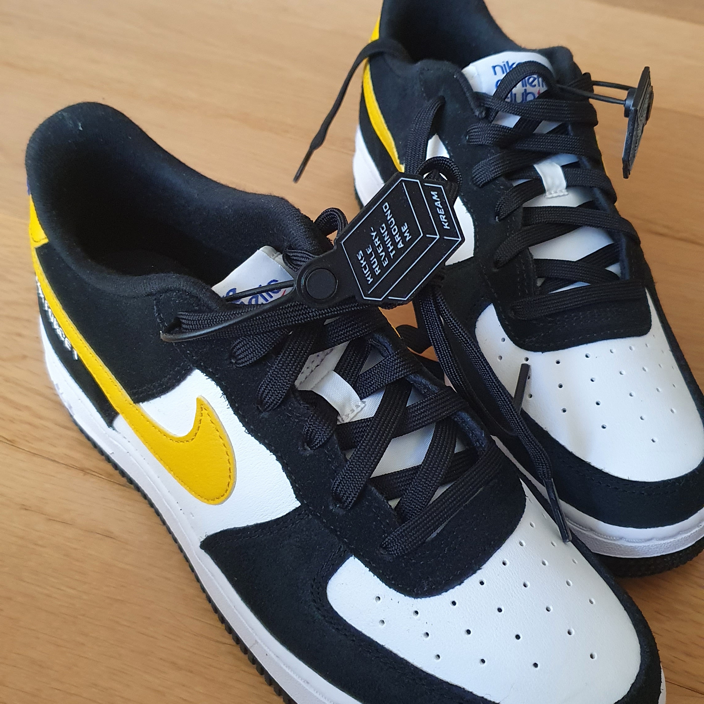 (GS) Nike Air Force 1 LV8 Athletic Club Black Dark Sulfur 착용 스타일