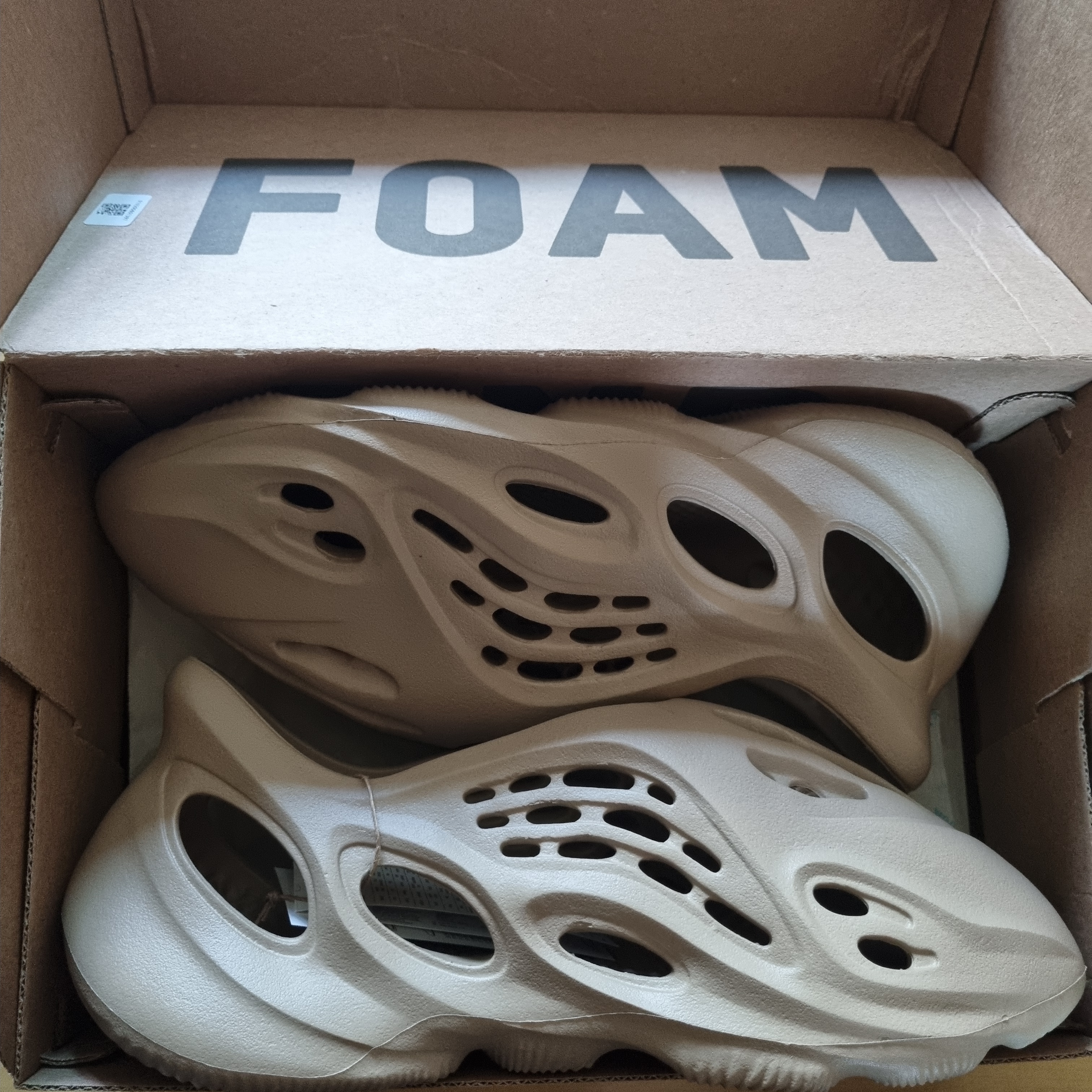 Adidas Yeezy Foam RNNR Mist 착용 스타일