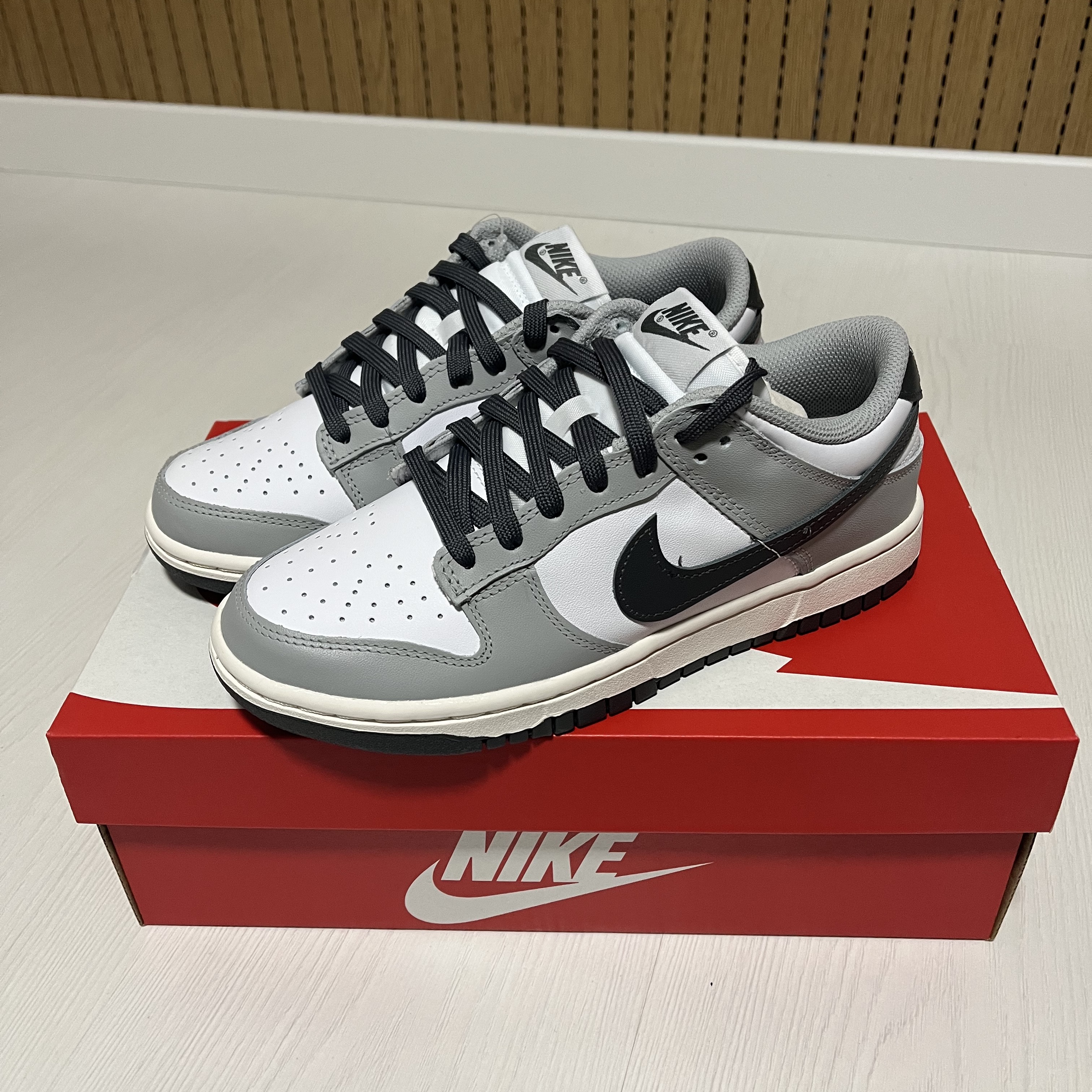 (W) Nike Dunk Low Light Smoke Grey 착용 스타일 - 1