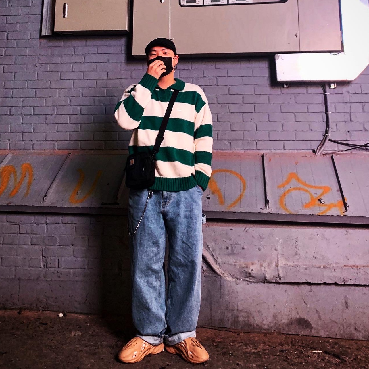 Adidas Yeezy Foam RNNR Ochre 착용 스타일 - 4