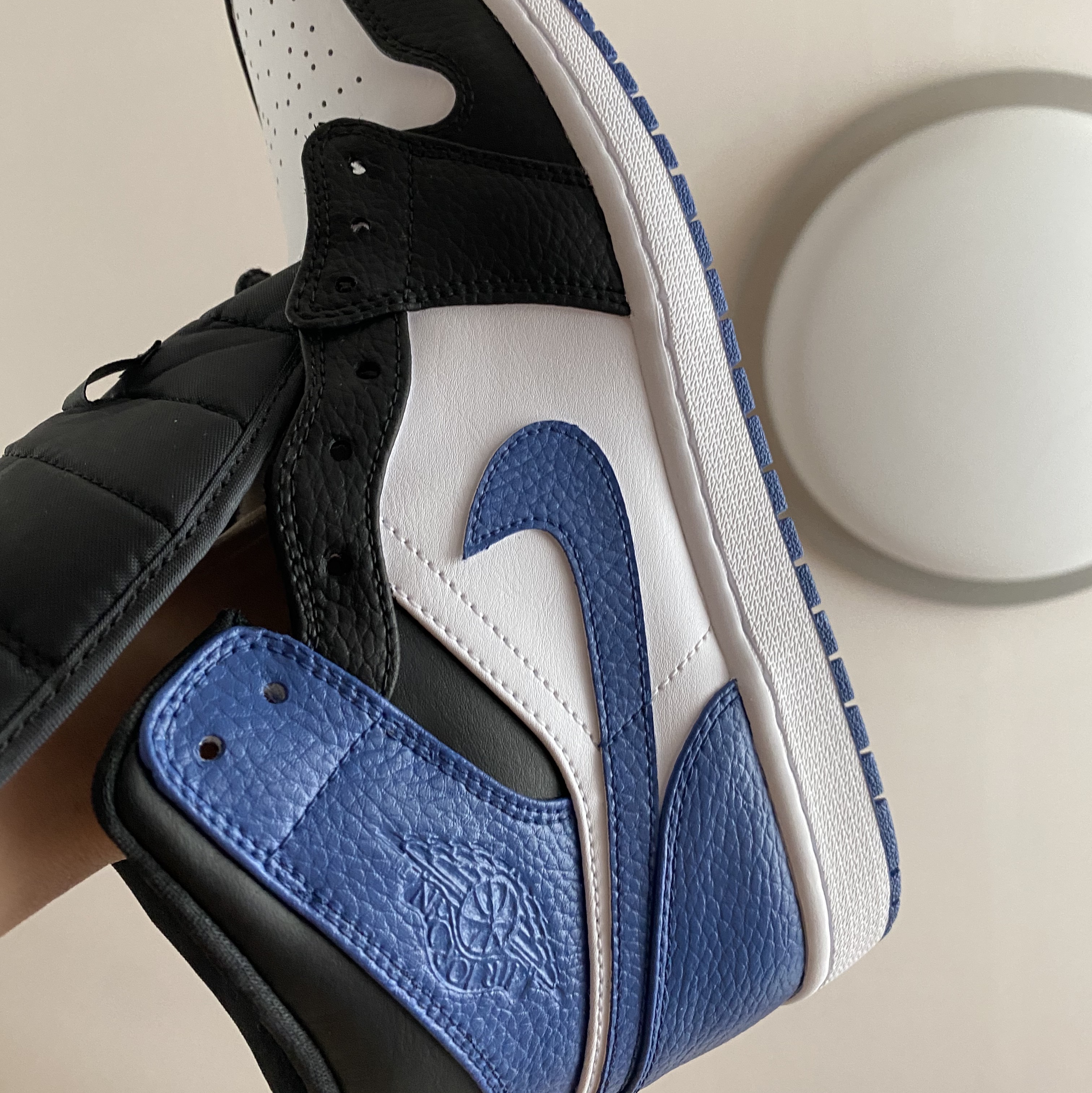 Jordan 1 Mid Triple White, Jordan 1 Retro High Blue Moon 착용 스타일