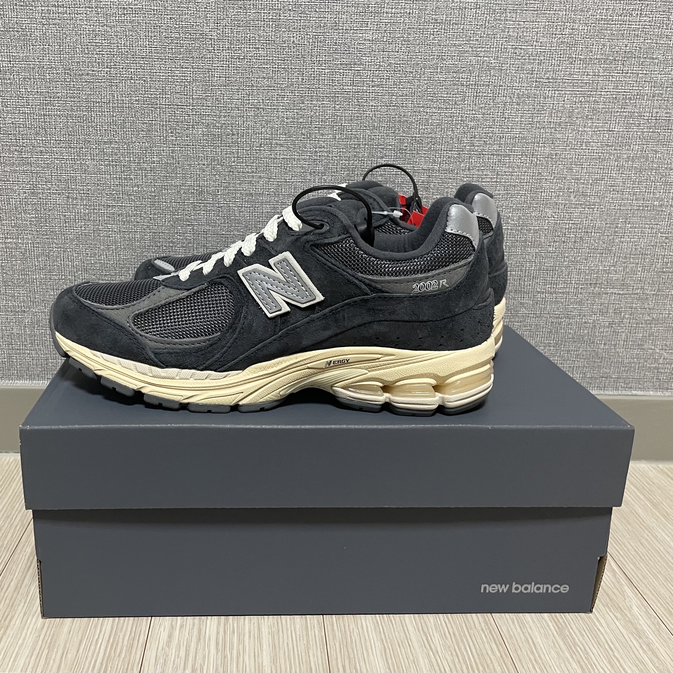 New Balance 2002R Special Vintage Black Grey 착용 스타일