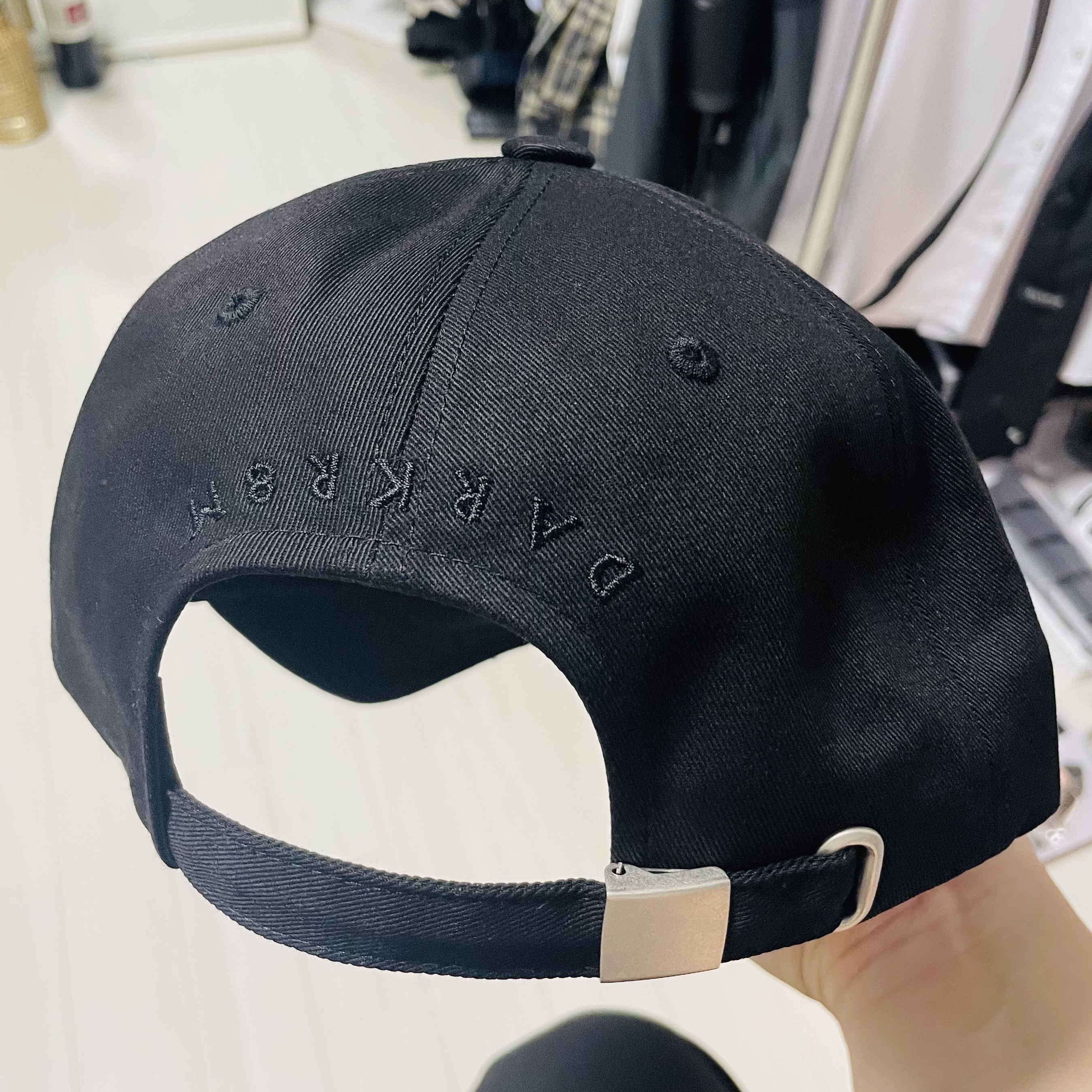 Darkr8m Studio Upside Down Black Logo Cap 착용 스타일 - 2