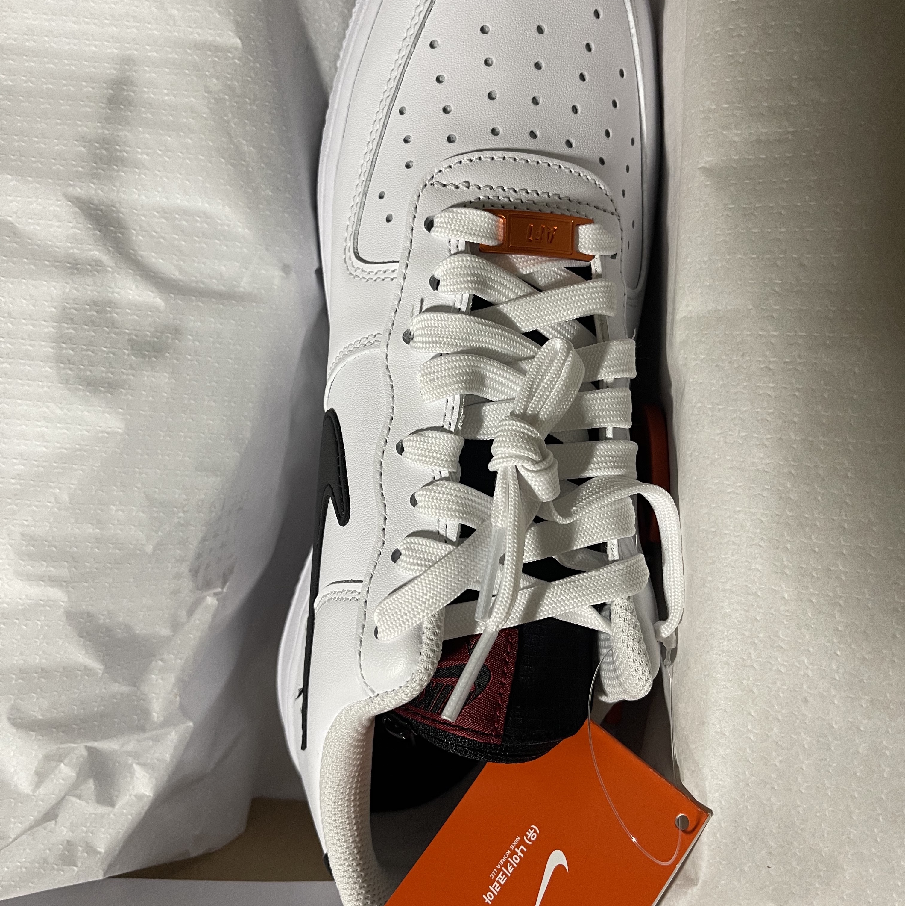 Nike Air Force 1 '07 PRM Carabiner Red 착용 스타일 - 3