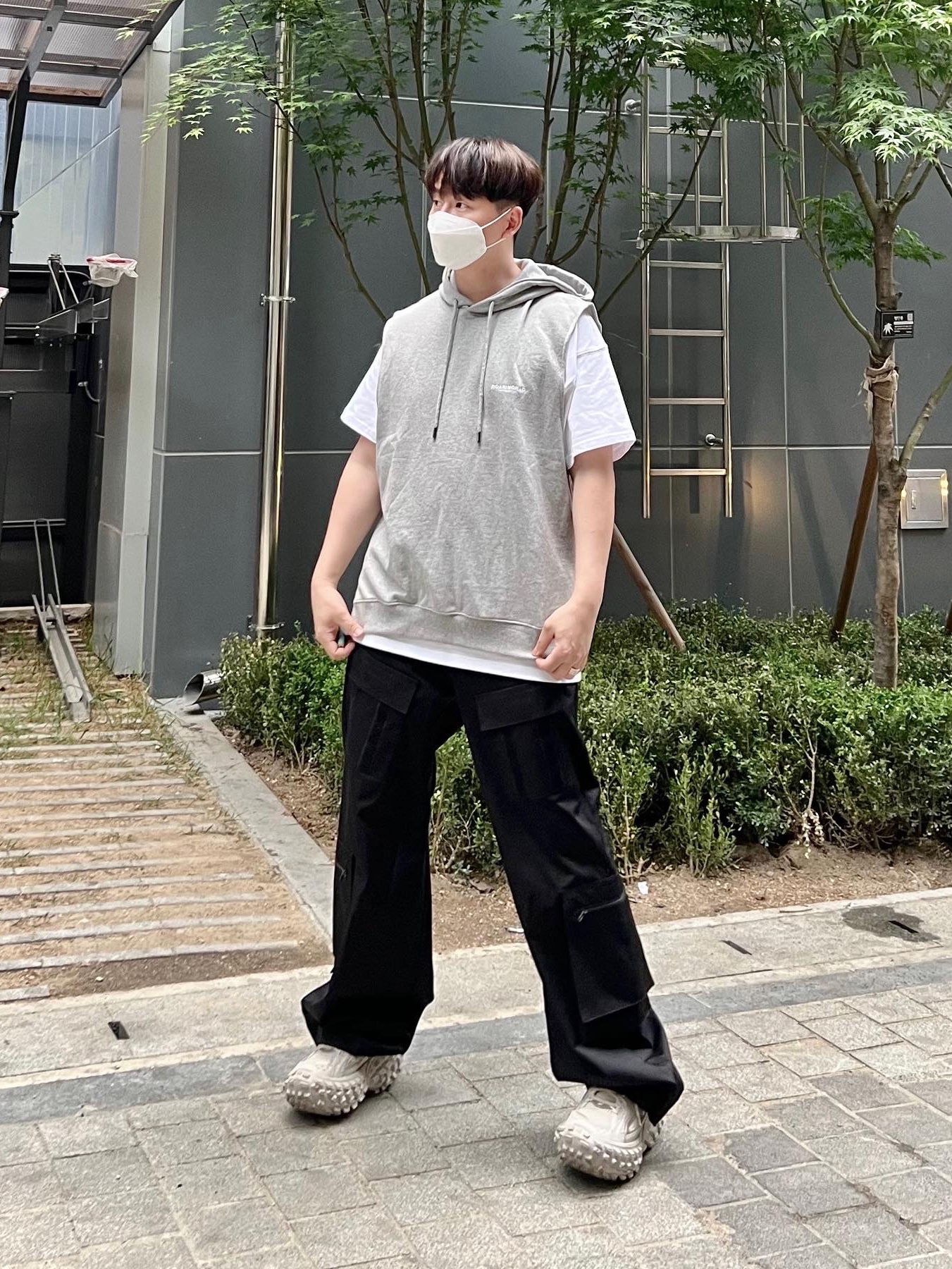 Balenciaga Defender Sneakers Beige 착용 스타일 - 1