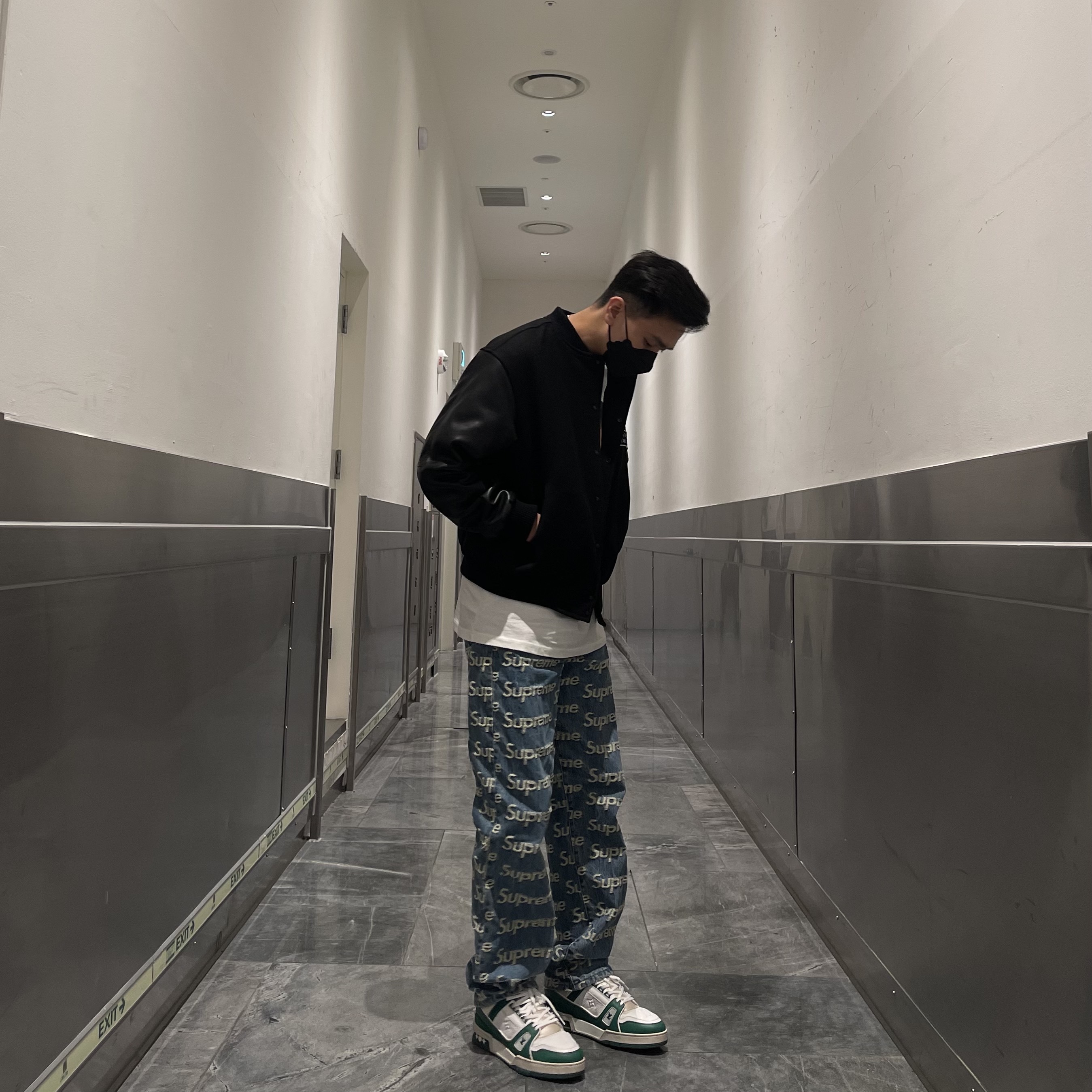 Supreme Frayed Logos Regular Jean Blue - 21SS, Louis Vuitton LV Trainer Sneakers Monogram Denim Green 착용 스타일