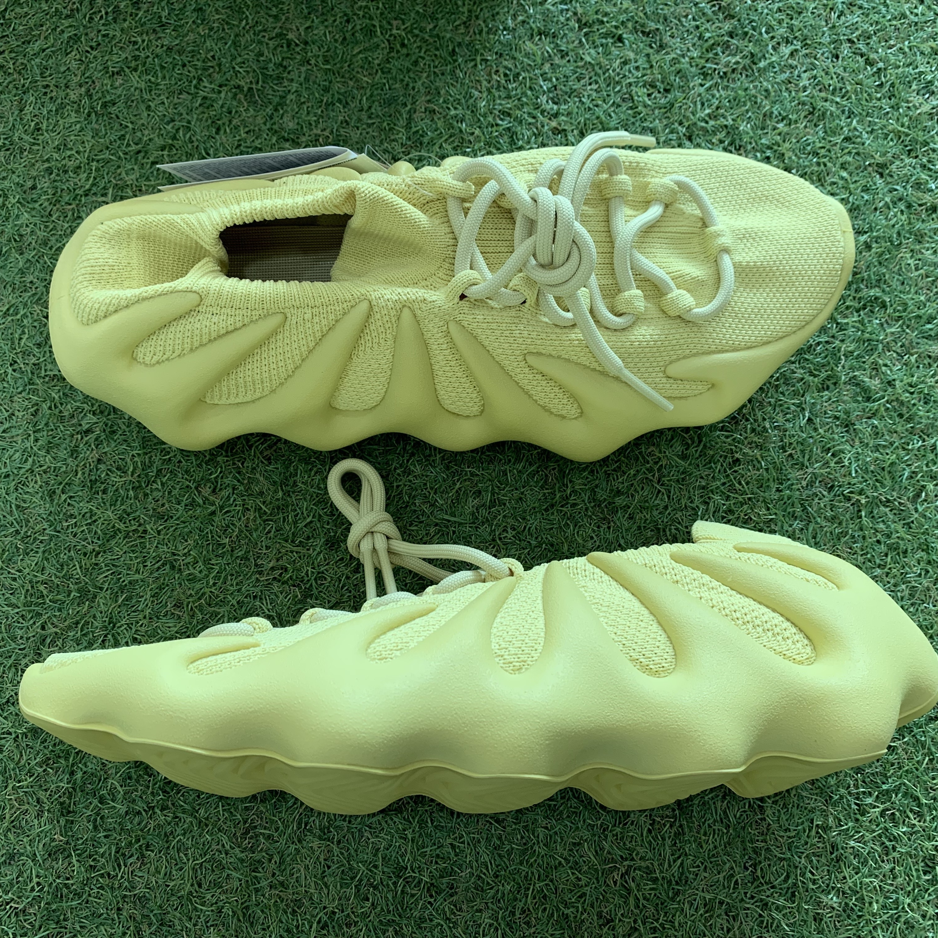 Adidas Yeezy 450 Sulfur 착용 스타일 - 2