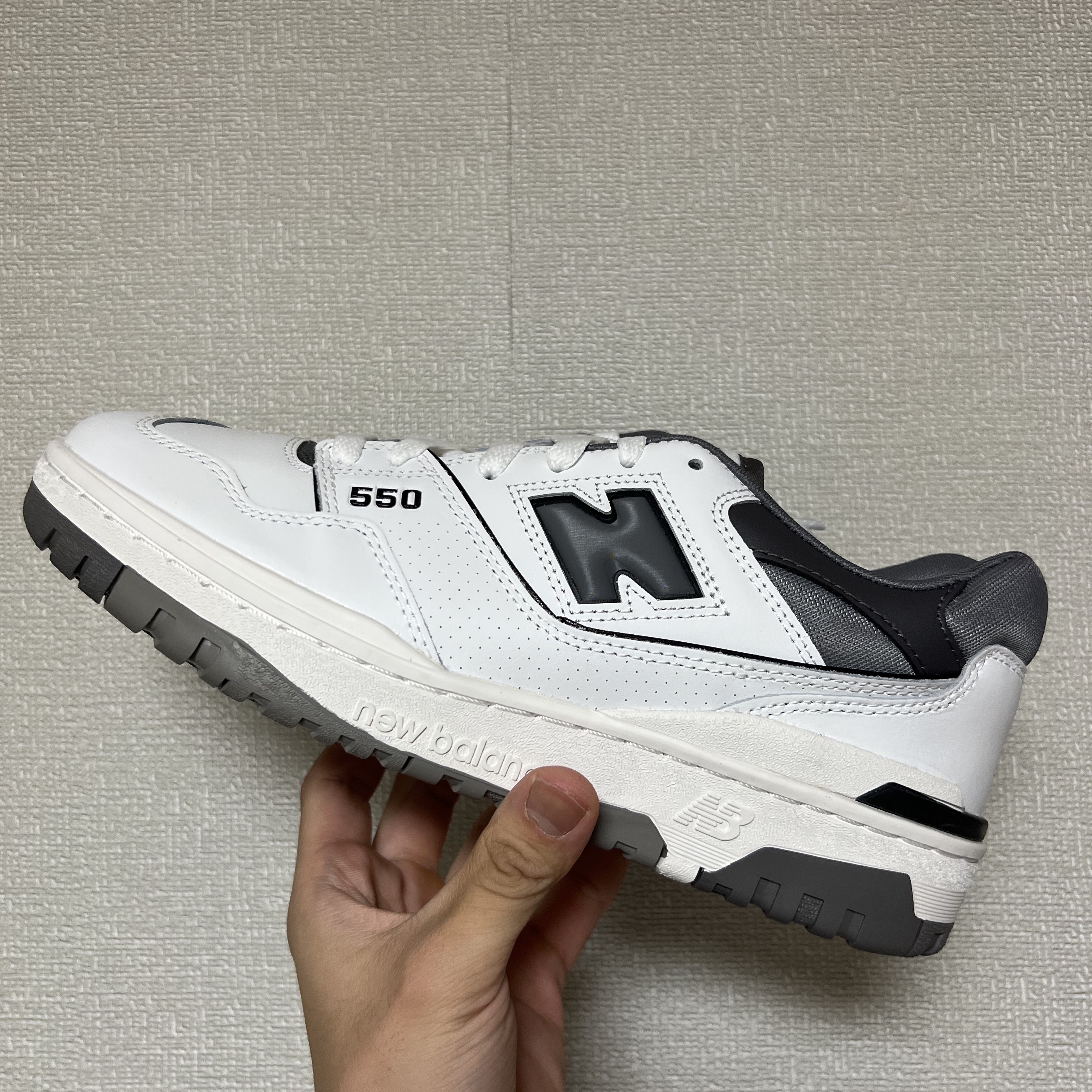 New Balance 550 White Grey Dark Grey - 2E Wide 착용 스타일 - 1