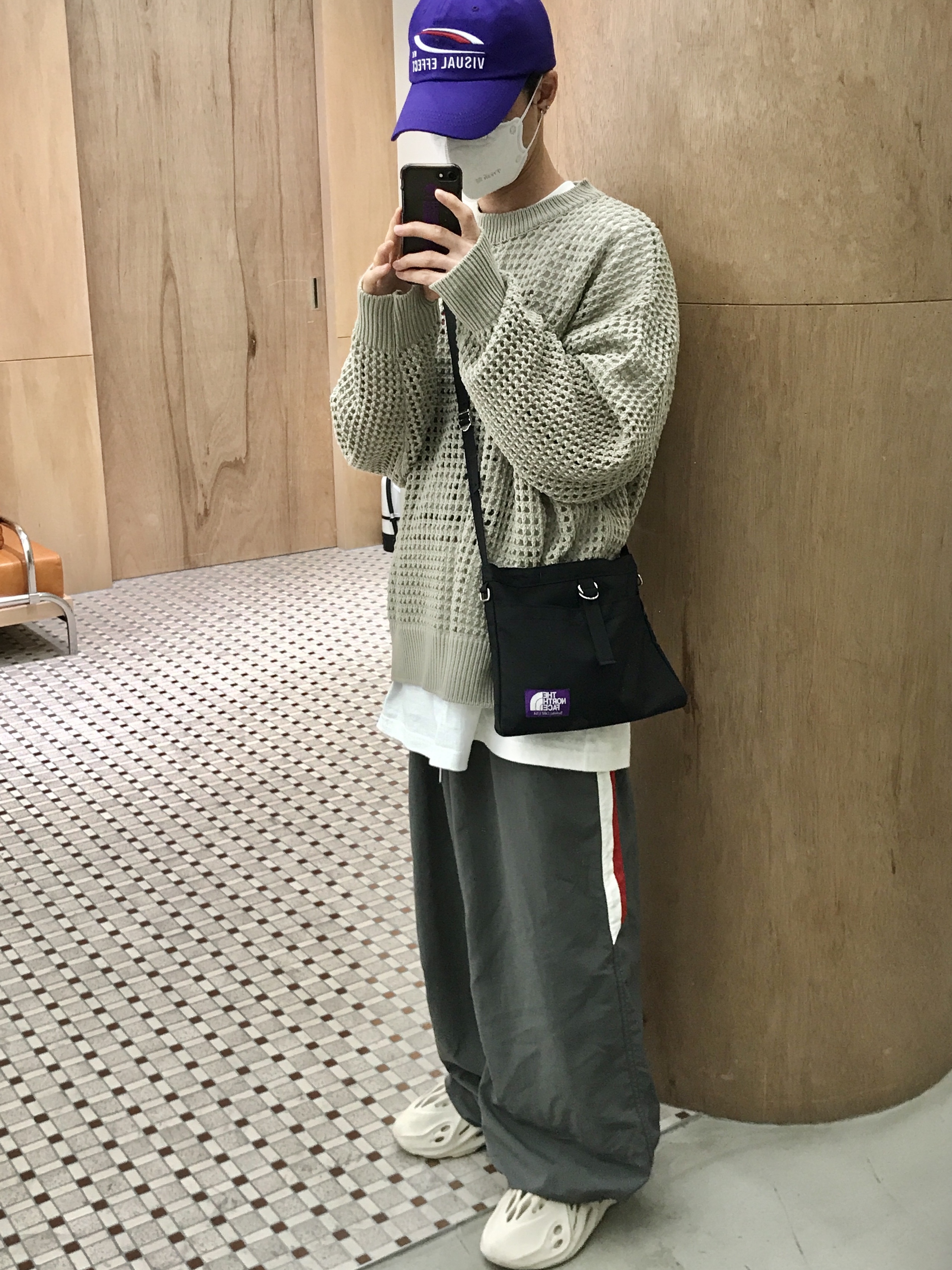 Adidas Yeezy Foam RNNR Sand 착용 스타일