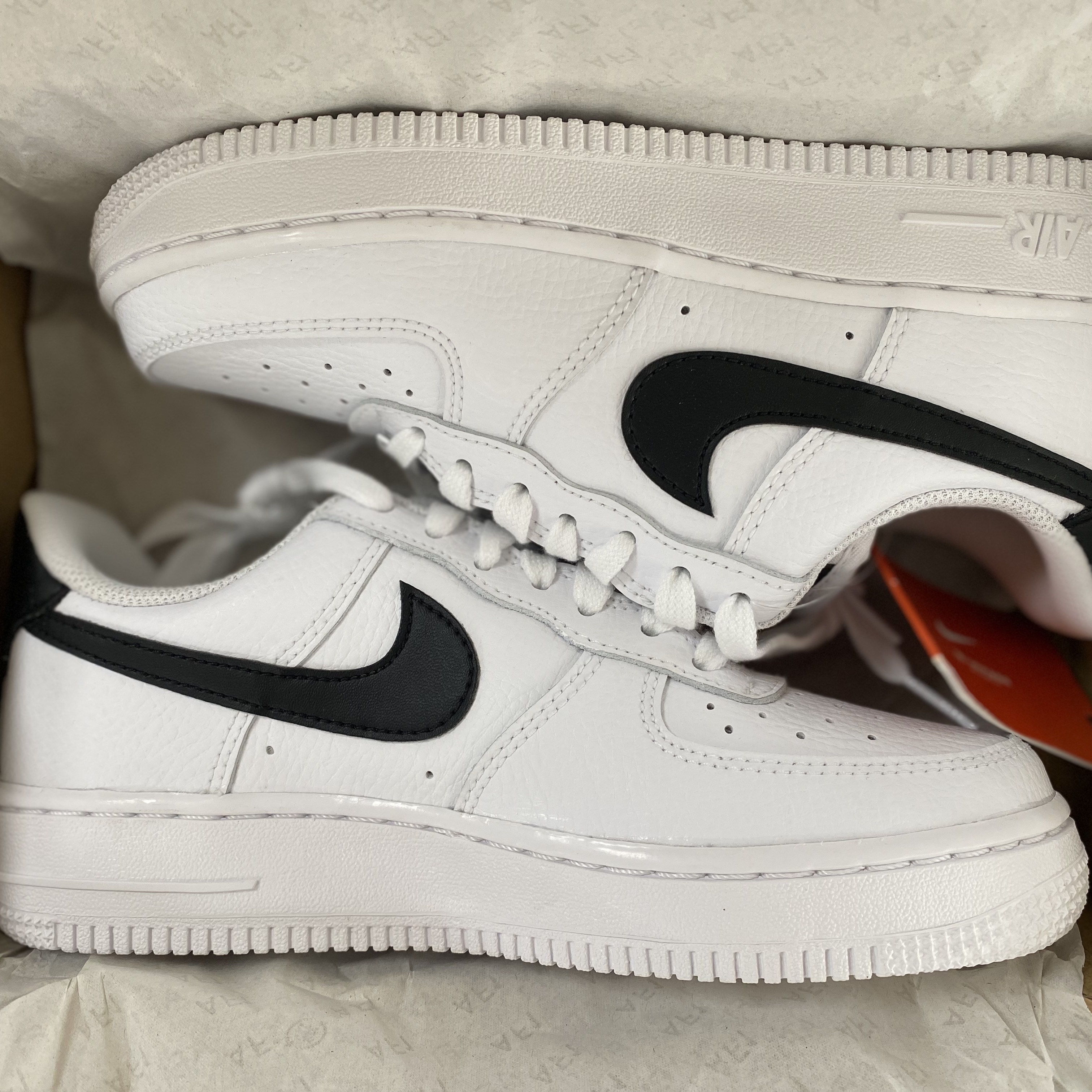 (W) Nike Air Force 1 '07 White Black 착용 스타일