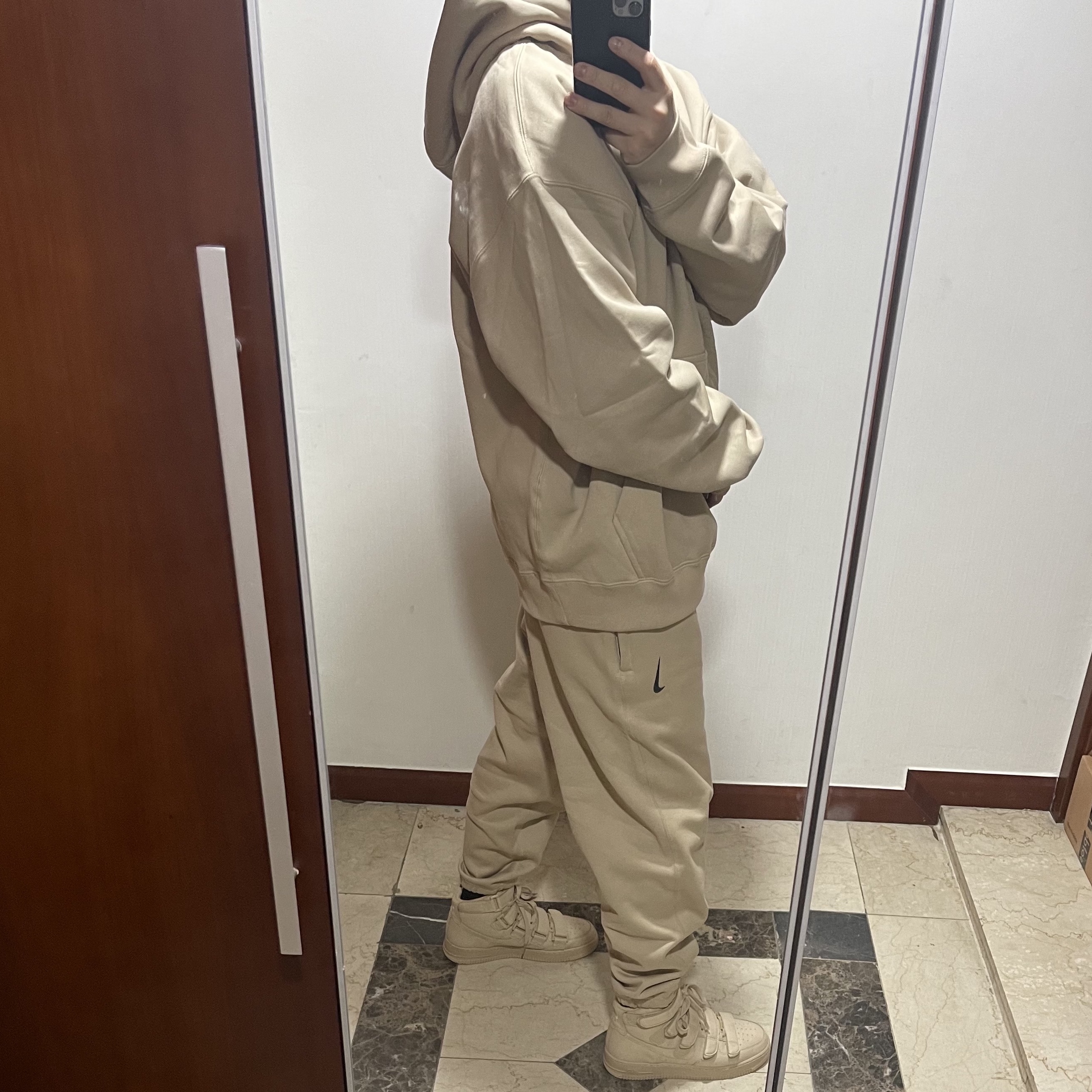 Nike x Billie Eilish NRG Fleece Hoodie Mushroom - Asia, Nike x Billie Eilish NRG Fleece Hoodie Mushroom - US/EU 착용 스타일 - 3