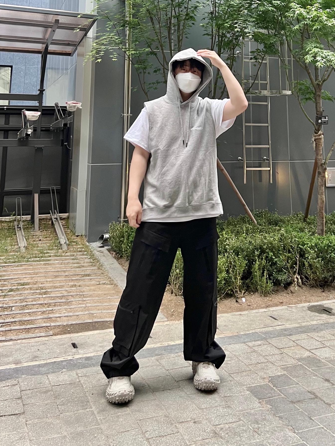 Balenciaga Defender Sneakers Beige 착용 스타일 - 2