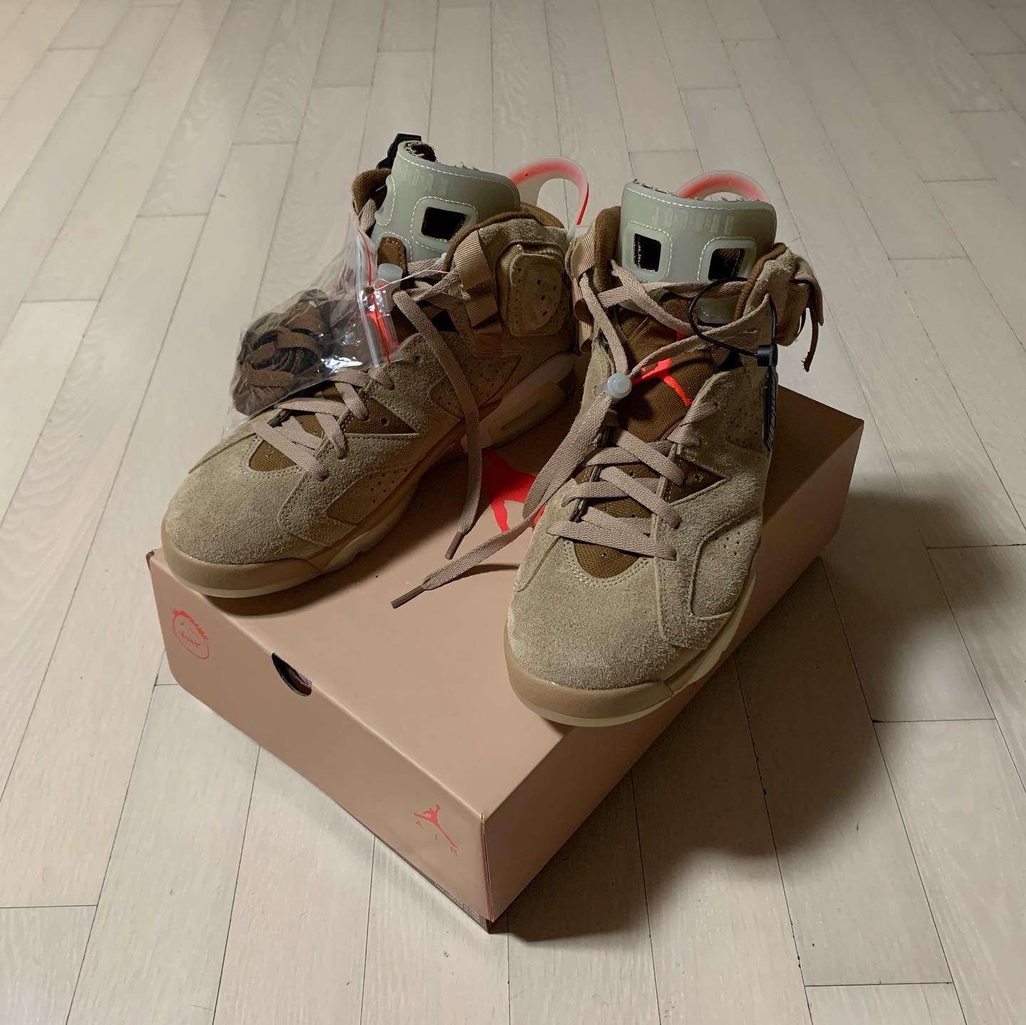 Jordan 6 x Travis Scott Retro SP British Khaki 착용 스타일 - 1