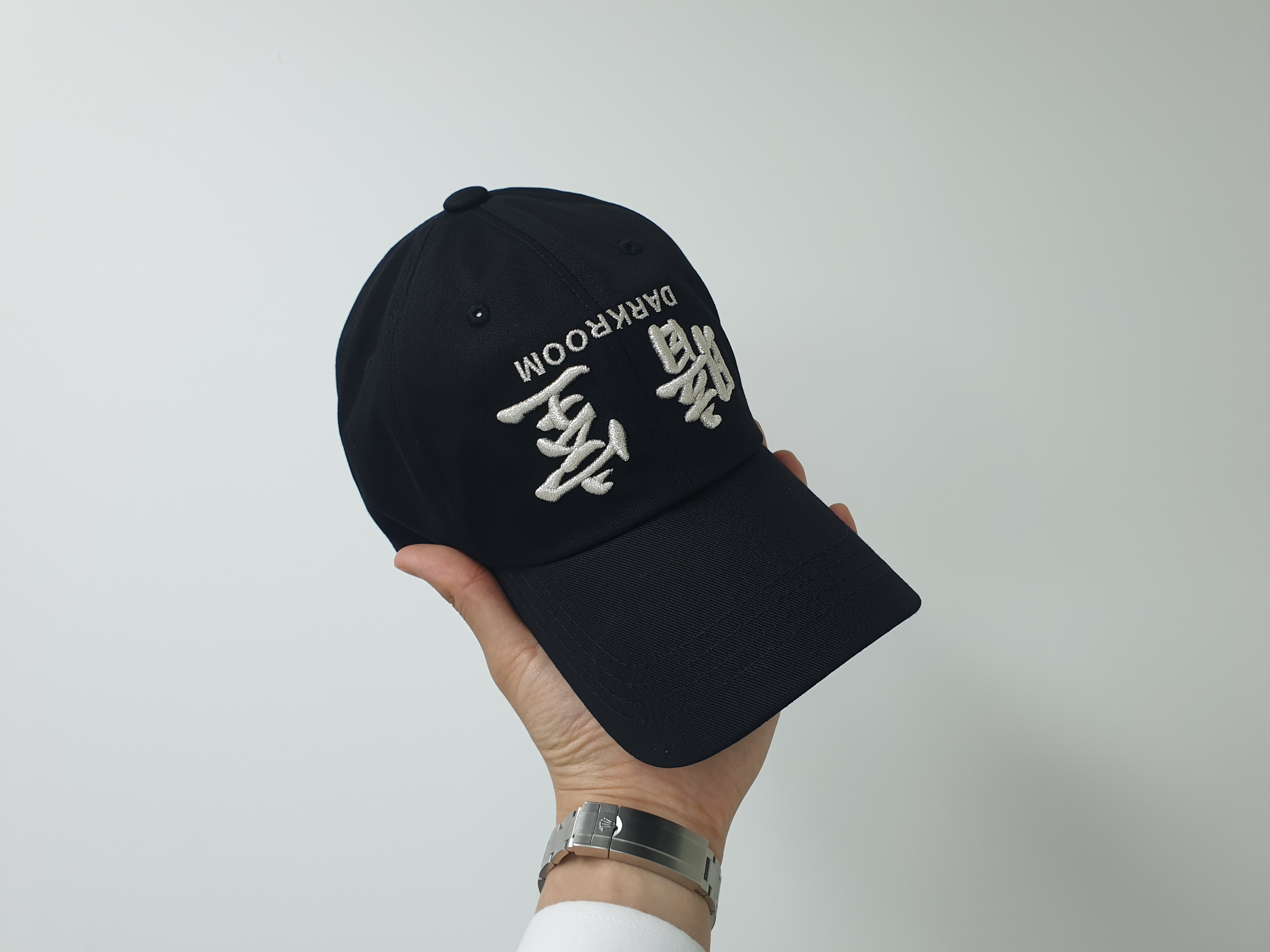 Darkr8m Studio Upside Down Silver Logo Cap 착용 스타일