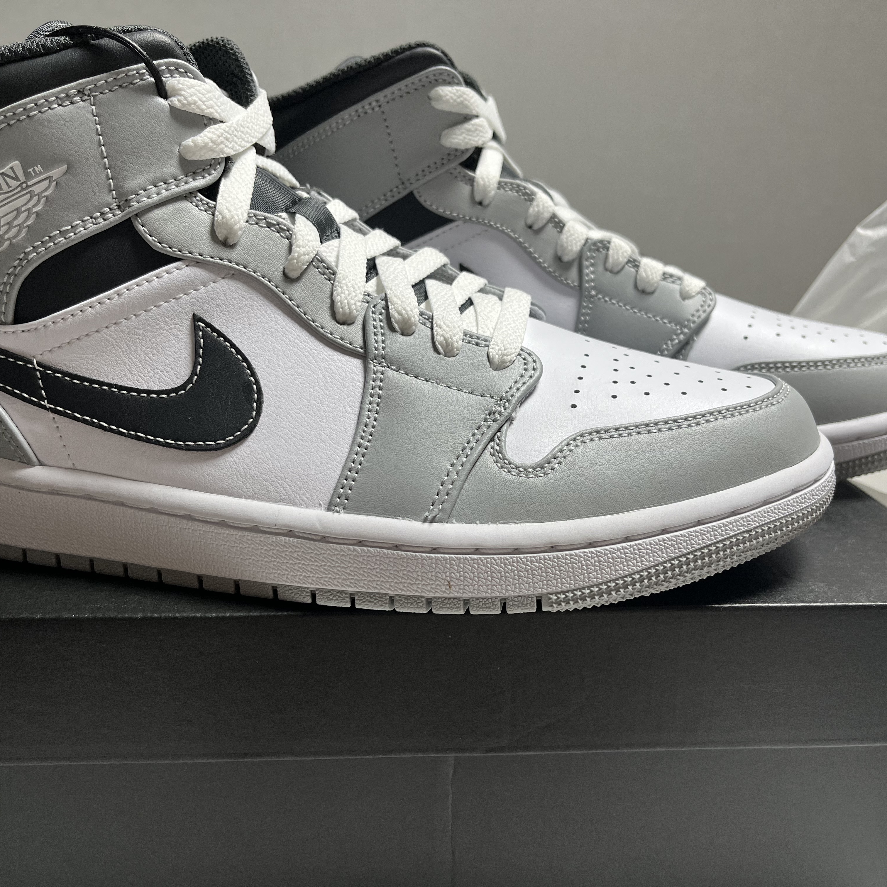 Jordan 1 Mid Light Smoke Grey Anthracite 착용 스타일 - 2
