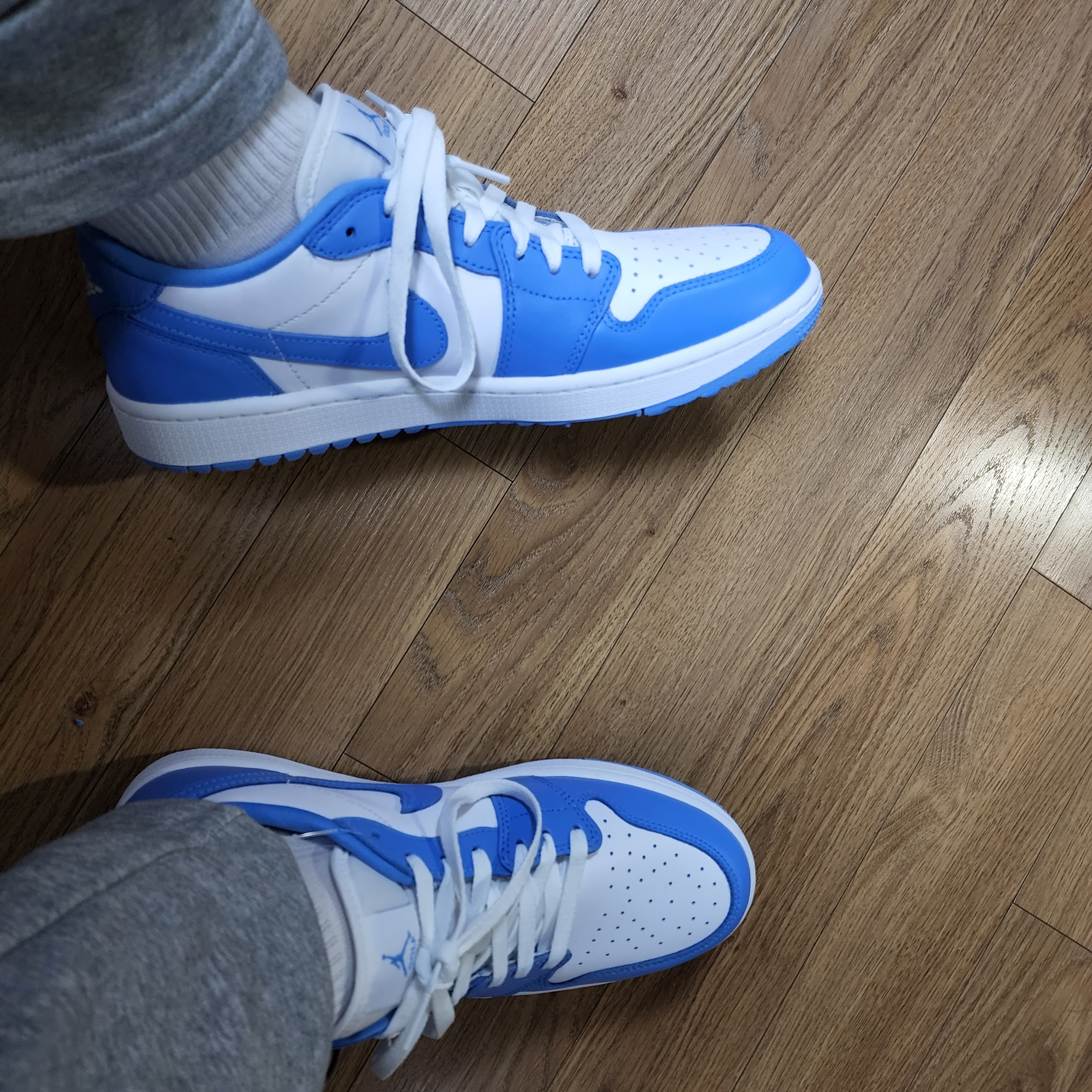 Jordan 1 Low Golf White and University Blue 착용 스타일 - 3