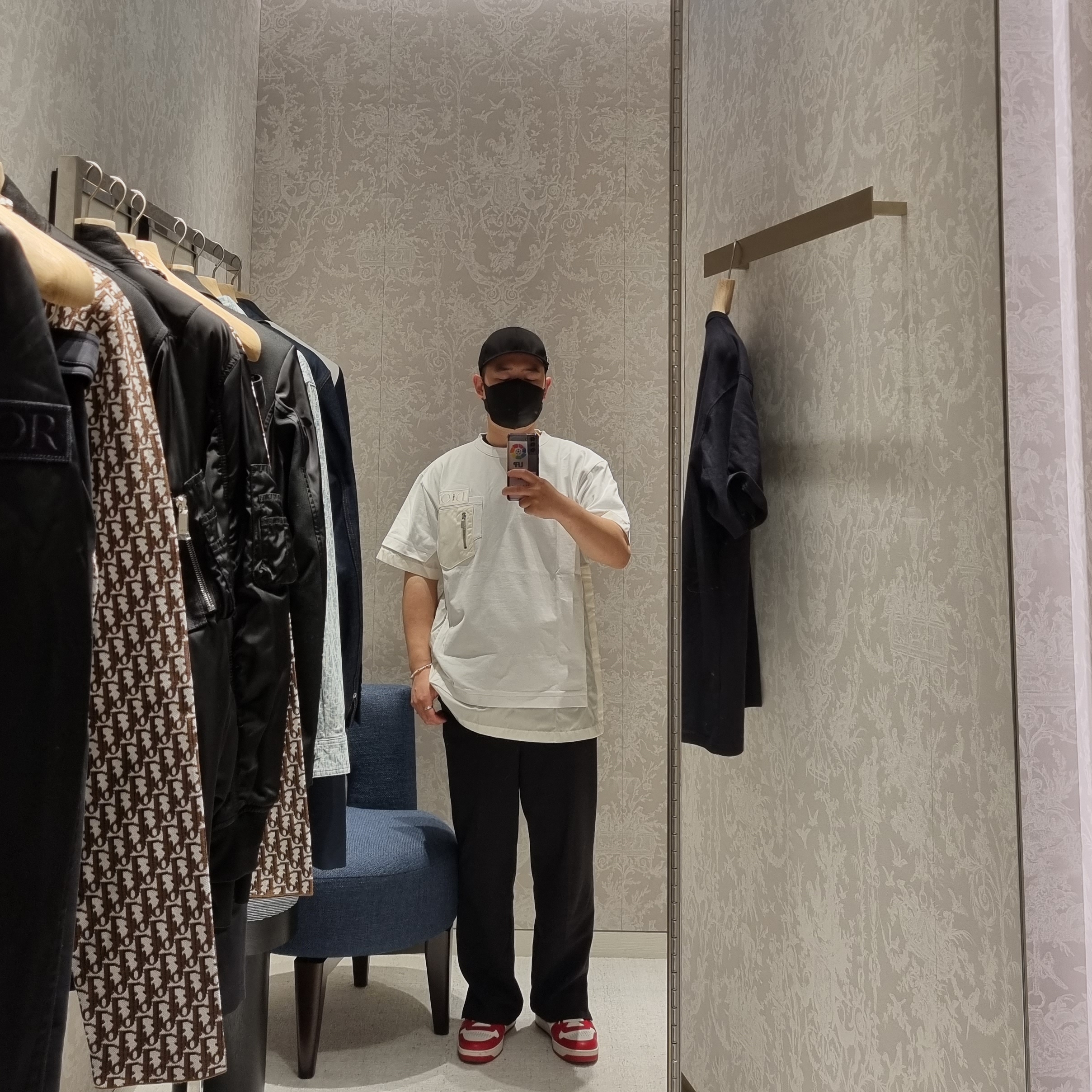 Prada Re-Nylon Baseball Cap Black, Prada Downtown Leather Sneakers White Lacquer Red 착용 스타일