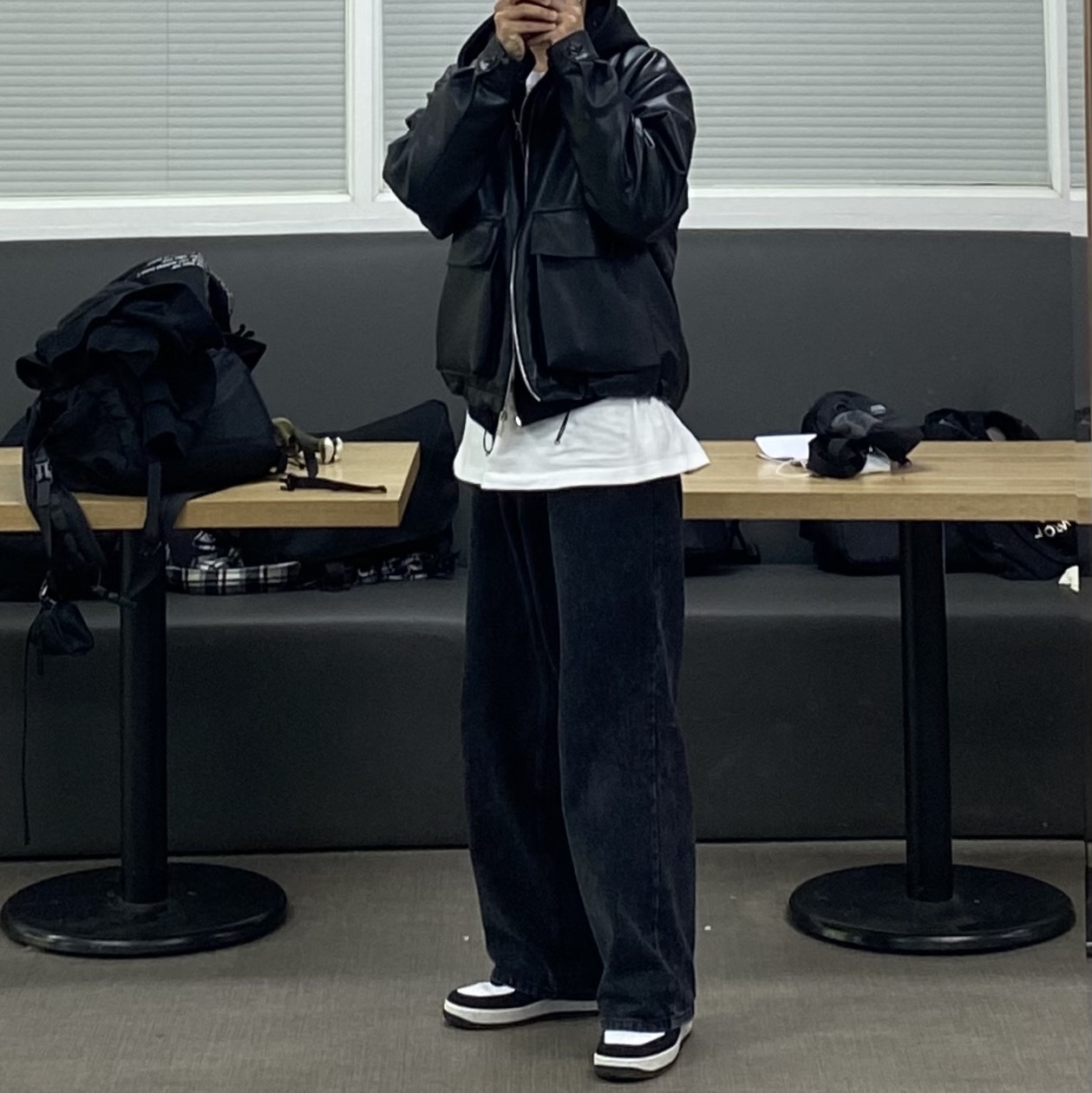 Nike Air Force 1 '07 LV8 Athletic Club Black Dark Sulfur 착용 스타일