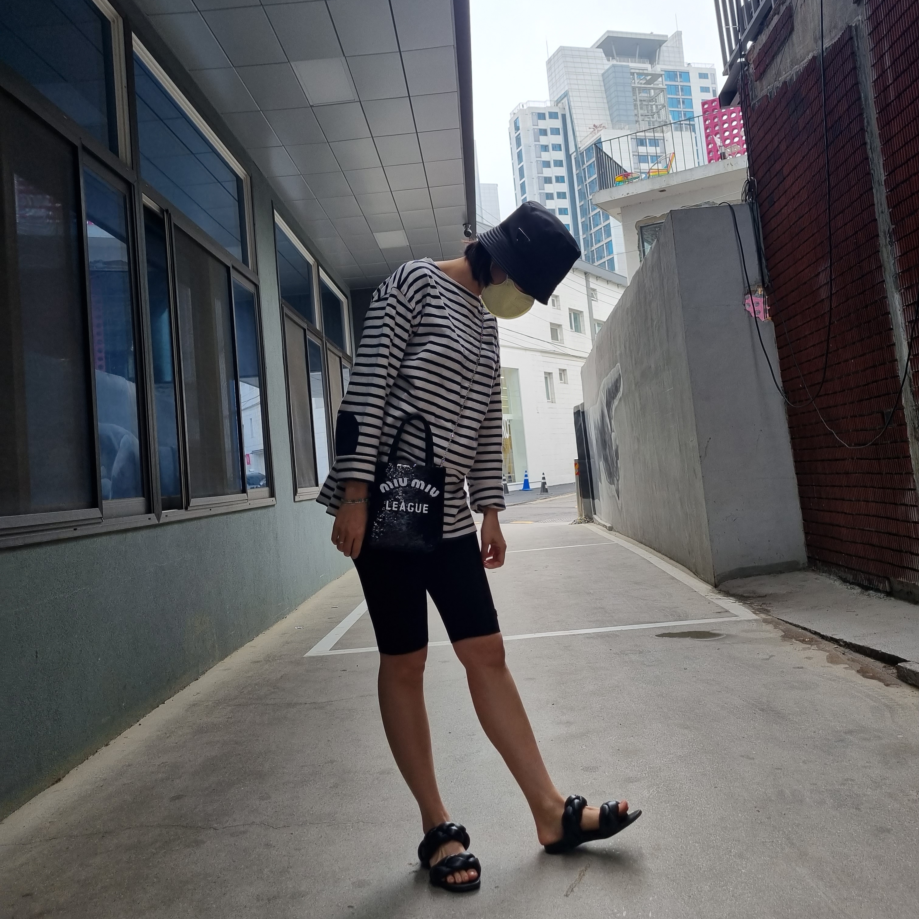 (W) Prada Re-Nylon Bucket Hat Black 착용 스타일