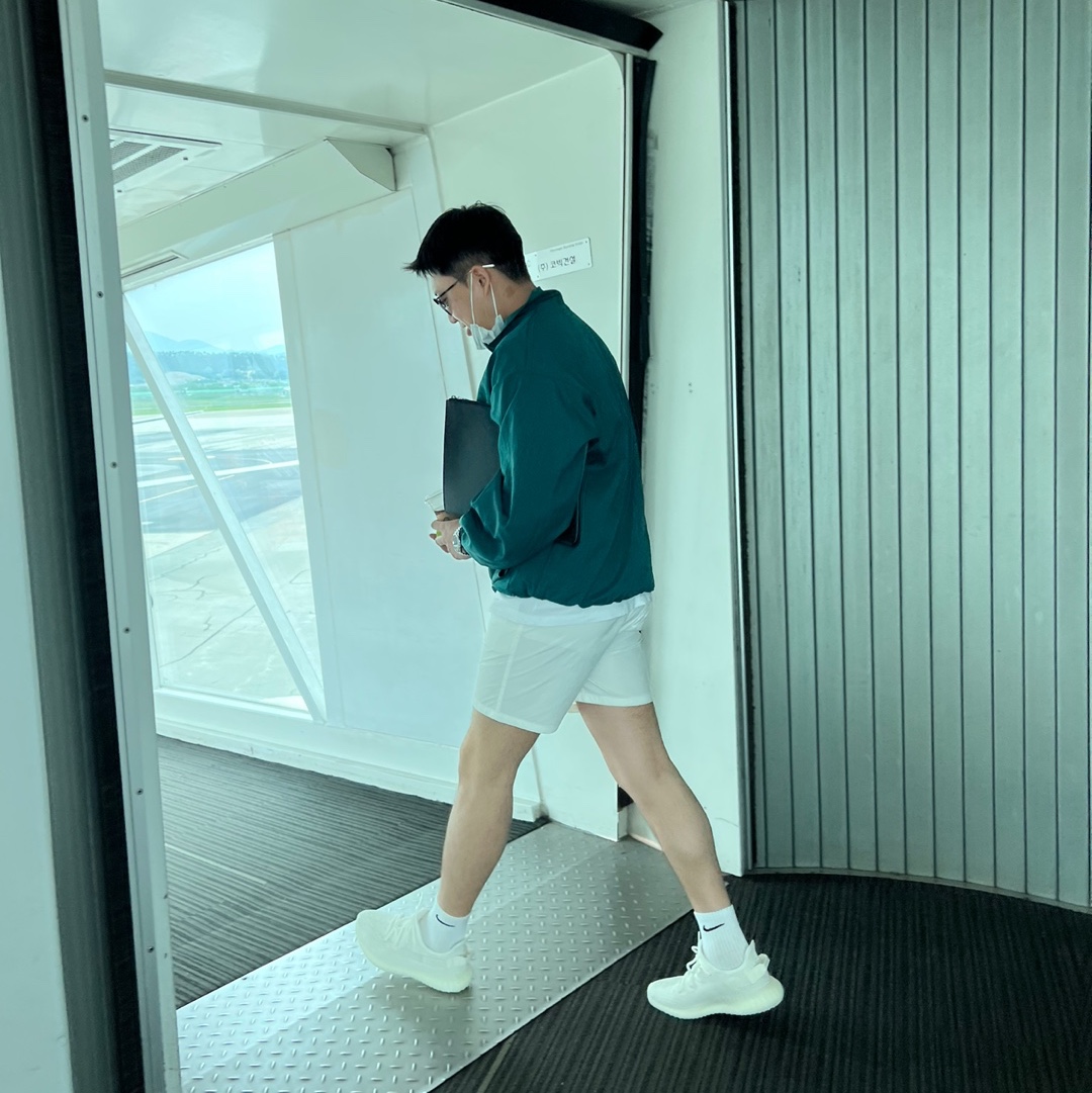 Adidas Yeezy Boost 350 V2 Bone 착용 스타일