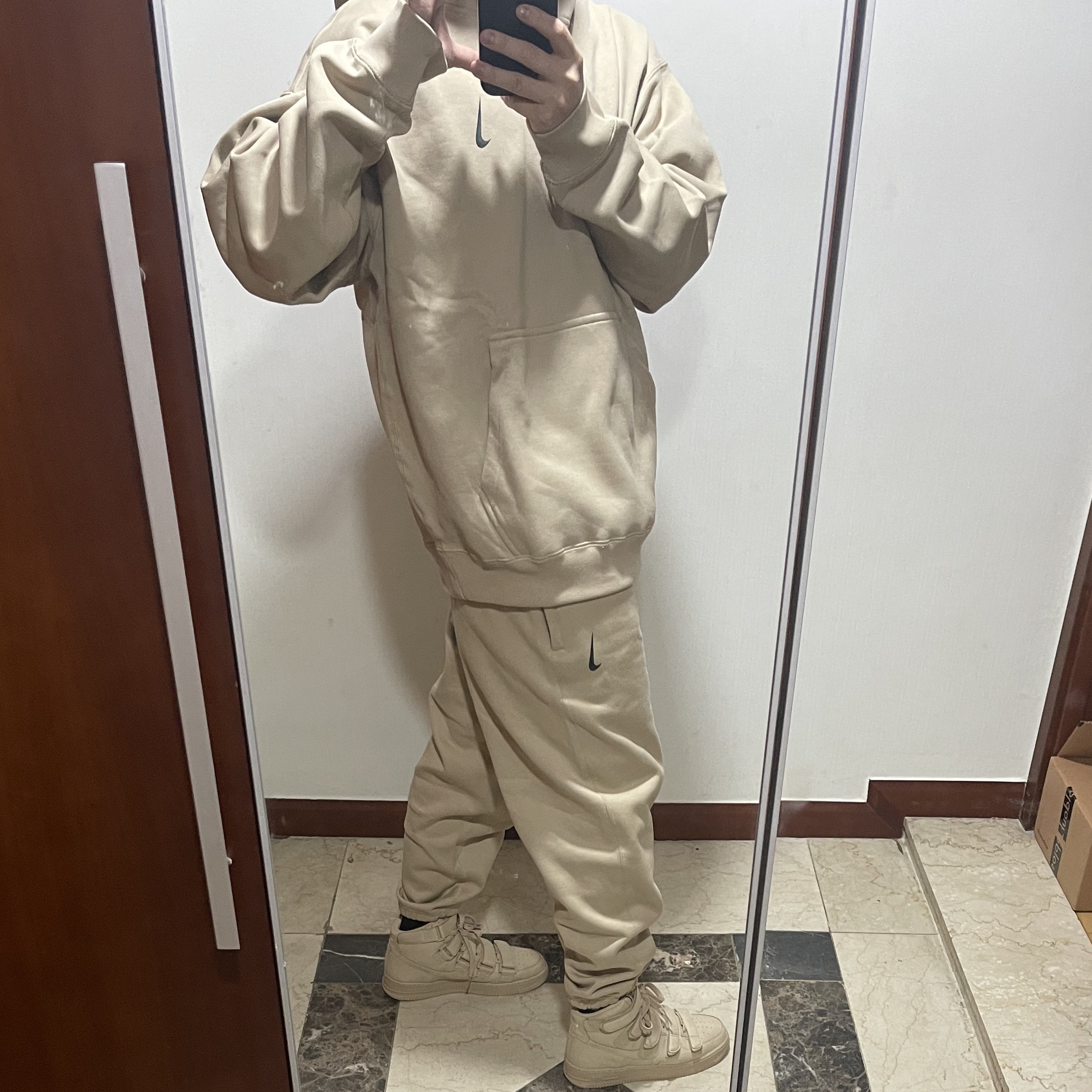 Nike x Billie Eilish NRG Fleece Hoodie Mushroom - Asia, Nike x Billie Eilish NRG Fleece Hoodie Mushroom - US/EU 착용 스타일 - 2