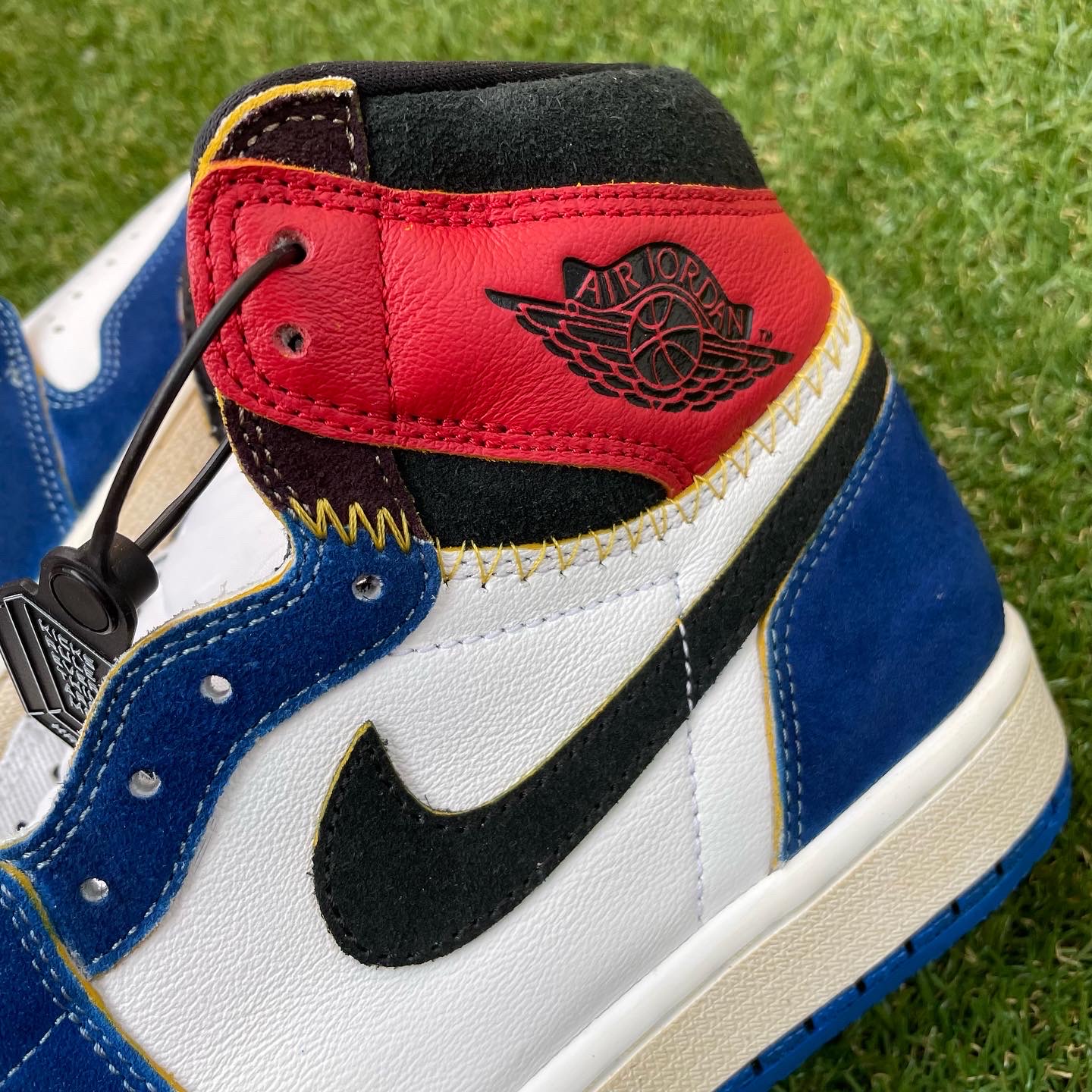 Jordan 1 Retro High OG Light Smoke Grey 착용 스타일 - 2