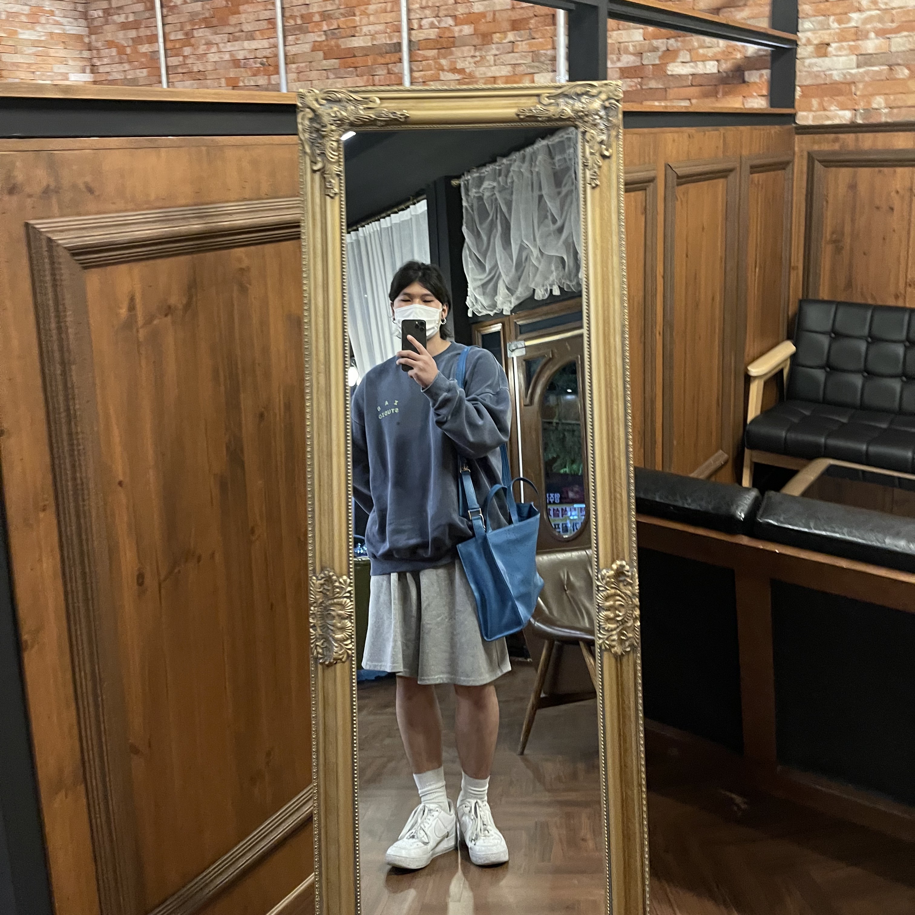 IAB Studio Pigment Sweatshirt Navy 착용 스타일