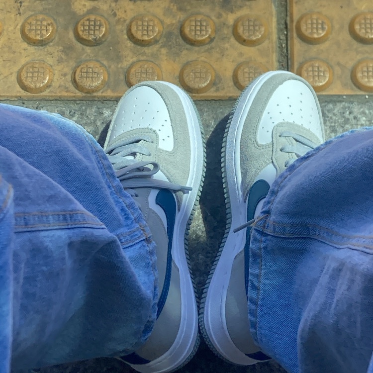 Nike Air Force 1 '07 LV8 Athletic Club Light Smoke Grey Marina, (GS) Nike Air Force 1 LV8 Athletic Club Light Smoke Grey Marina 착용 스타일 - 2