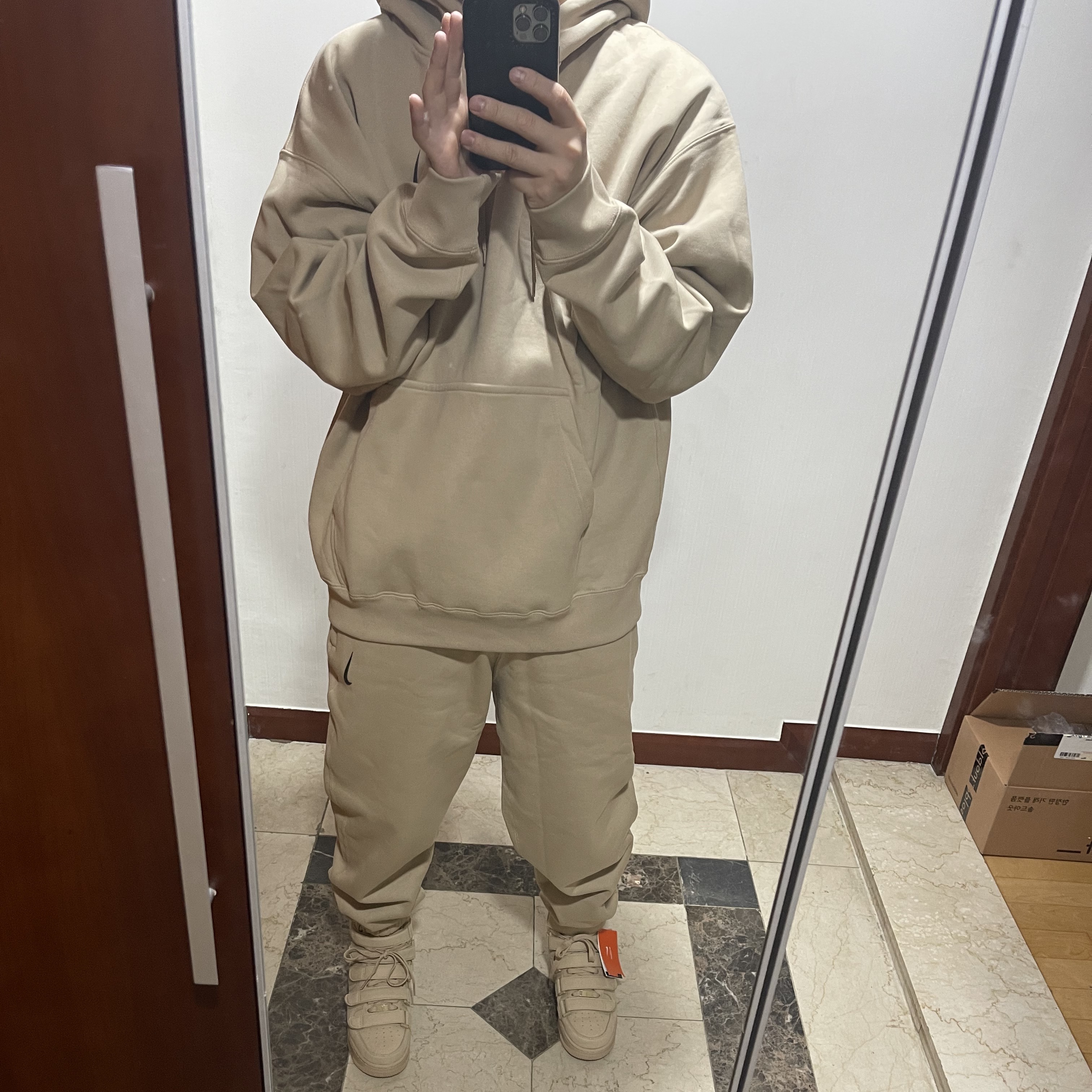 Nike x Billie Eilish NRG Fleece Hoodie Mushroom - Asia, Nike x Billie Eilish NRG Fleece Hoodie Mushroom - US/EU 착용 스타일 - 1
