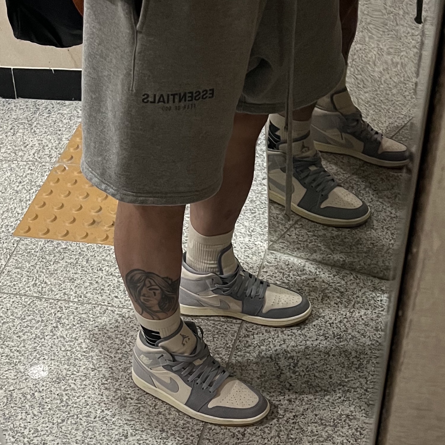 Jordan 1 Mid SE Coconut Milk Particle Grey 착용 스타일