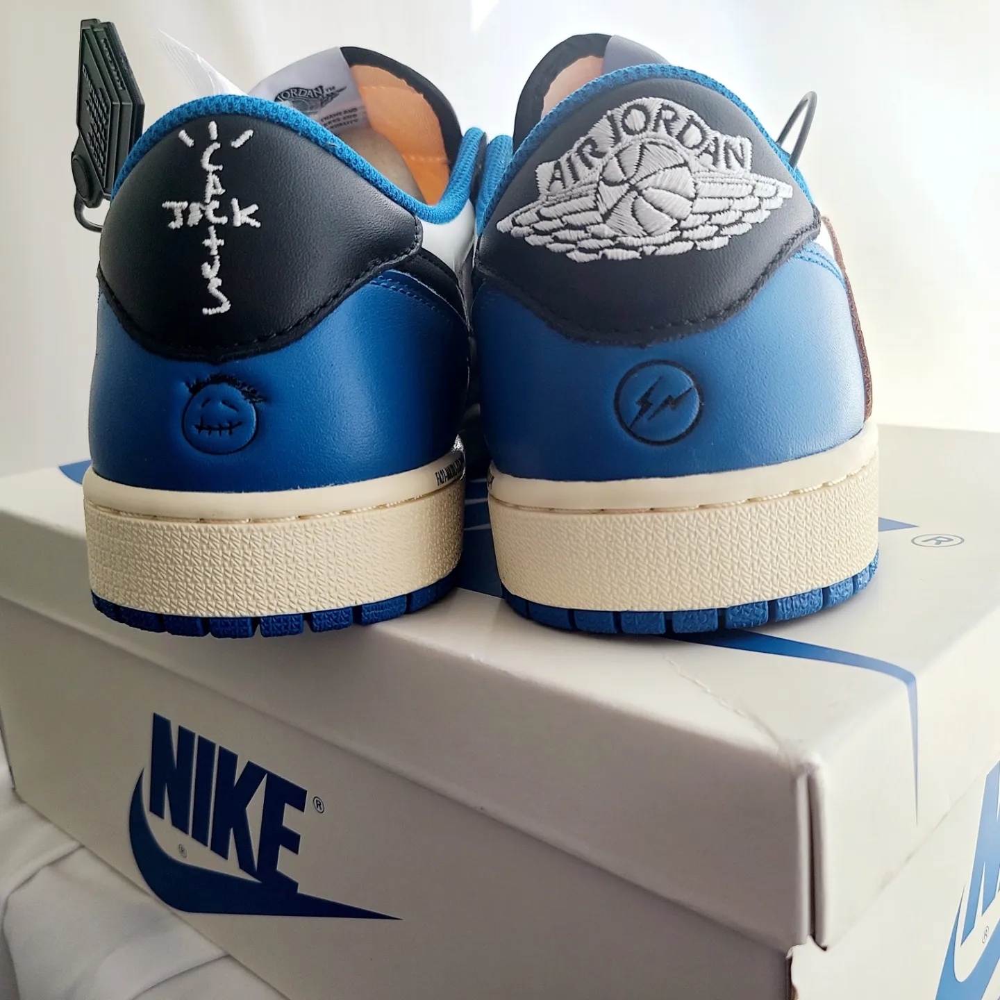 Jordan 1 x Travis Scott x Fragment Retro Low OG SP Military Blue 착용 스타일 - 3
