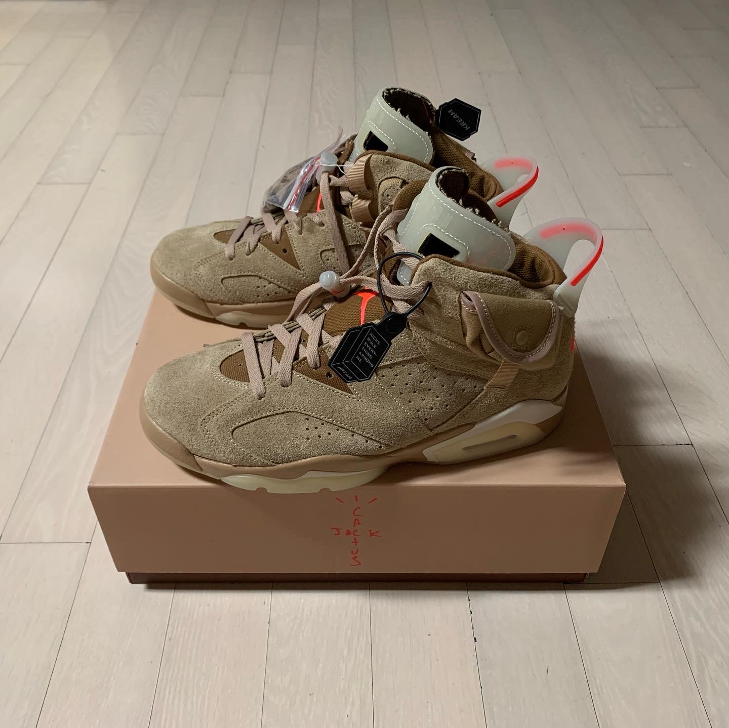Jordan 6 x Travis Scott Retro SP British Khaki 착용 스타일 - 2