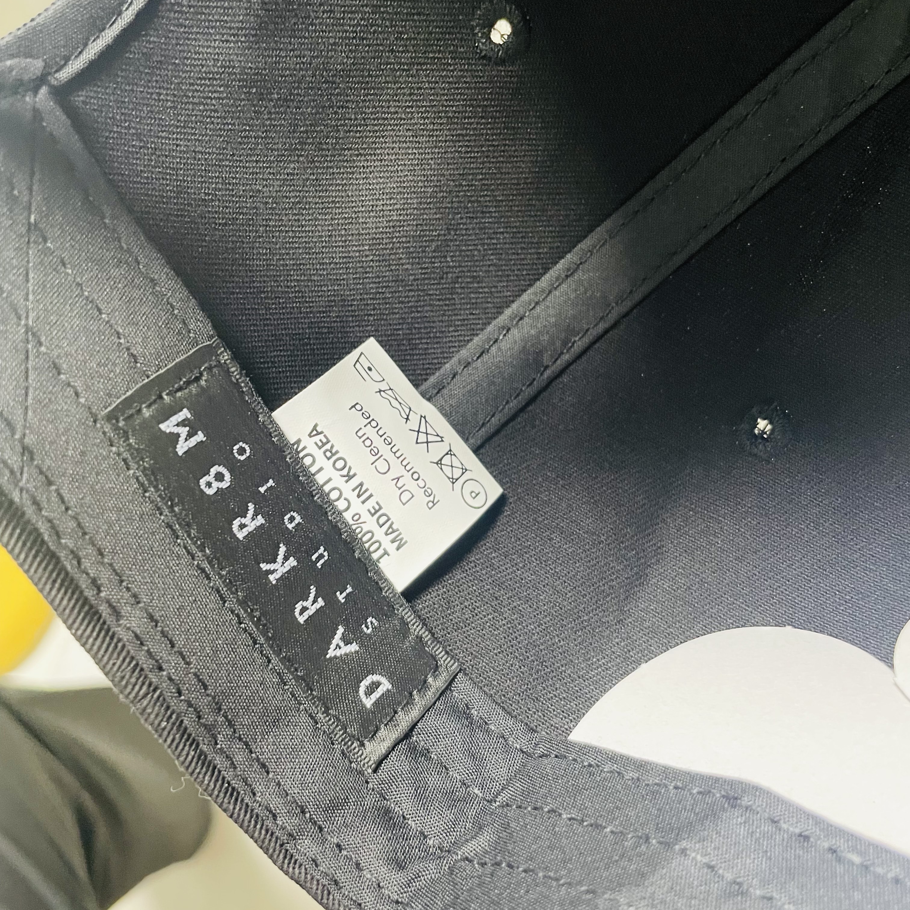 Darkr8m Studio Upside Down Black Logo Cap 착용 스타일 - 3