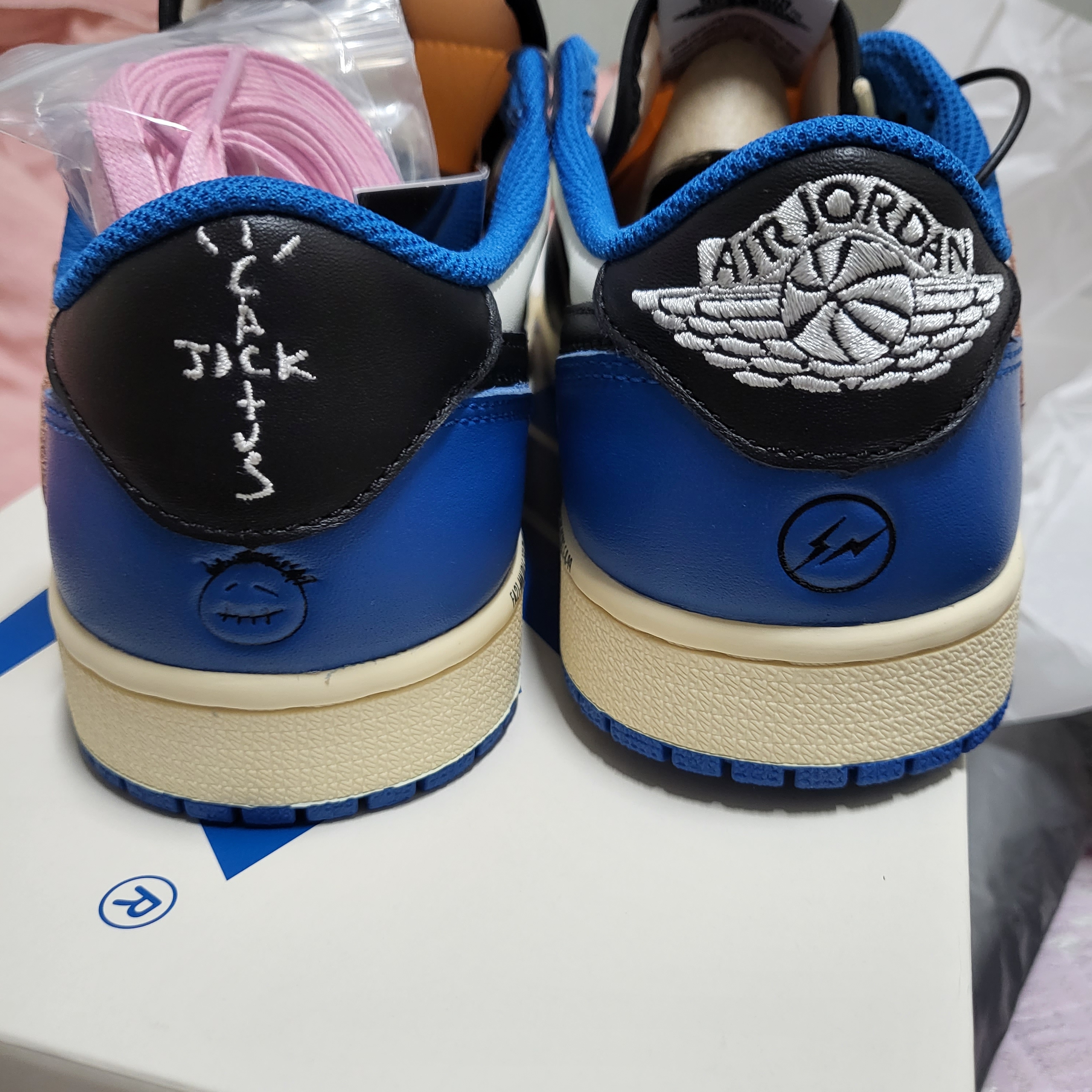 Jordan 1 x Travis Scott x Fragment Retro Low OG SP Military Blue 착용 스타일 - 3