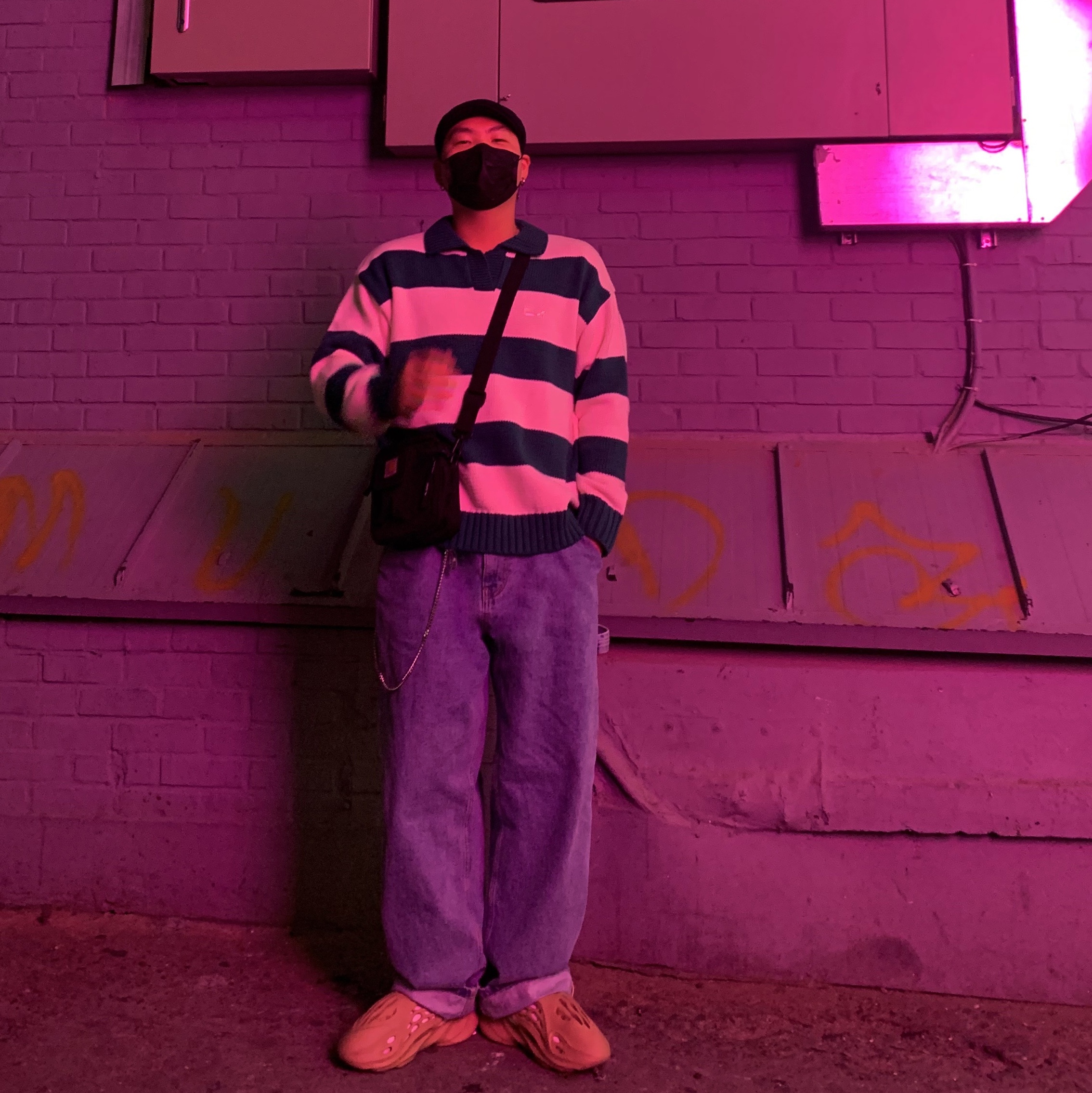 Adidas Yeezy Foam RNNR Ochre 착용 스타일 - 3