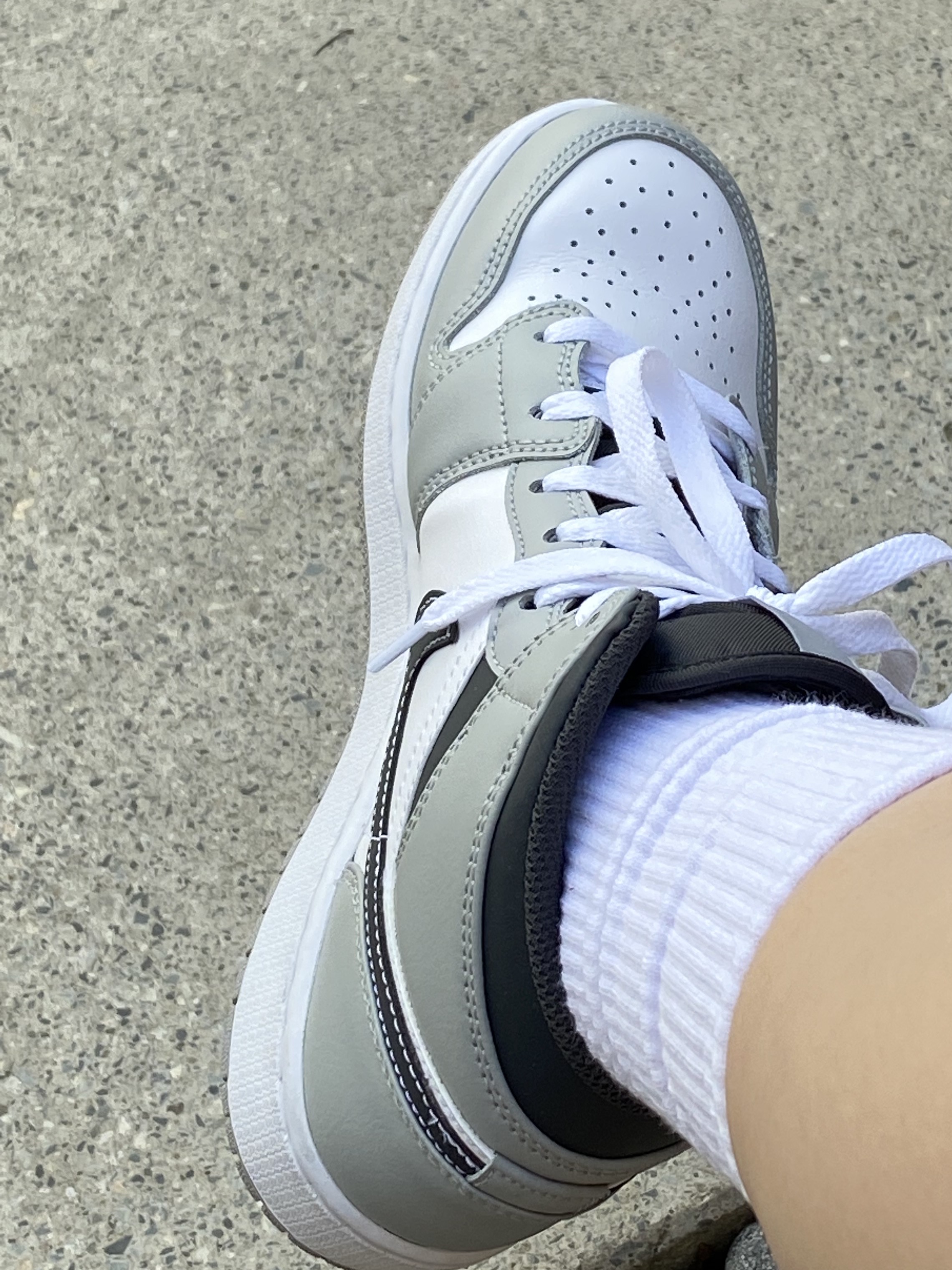 (GS) Jordan 1 Mid Light Smoke Grey Anthracite 착용 스타일 - 3