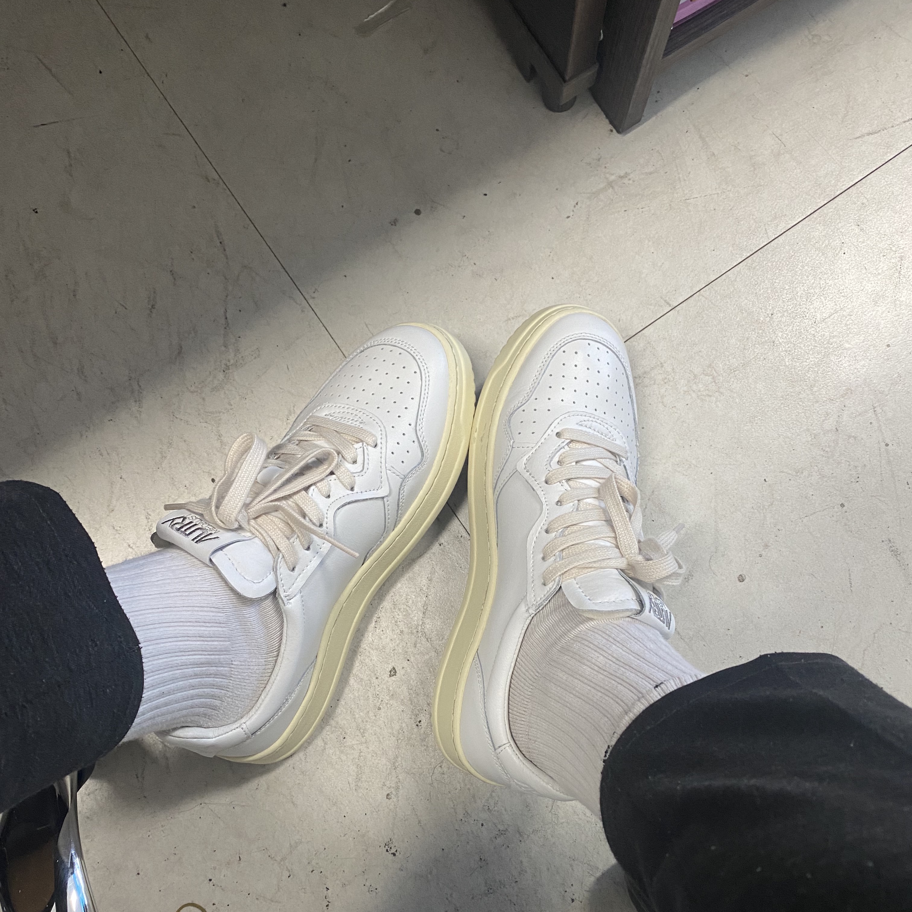 Autry Medalist Low Leather Sneakers White 착용 스타일