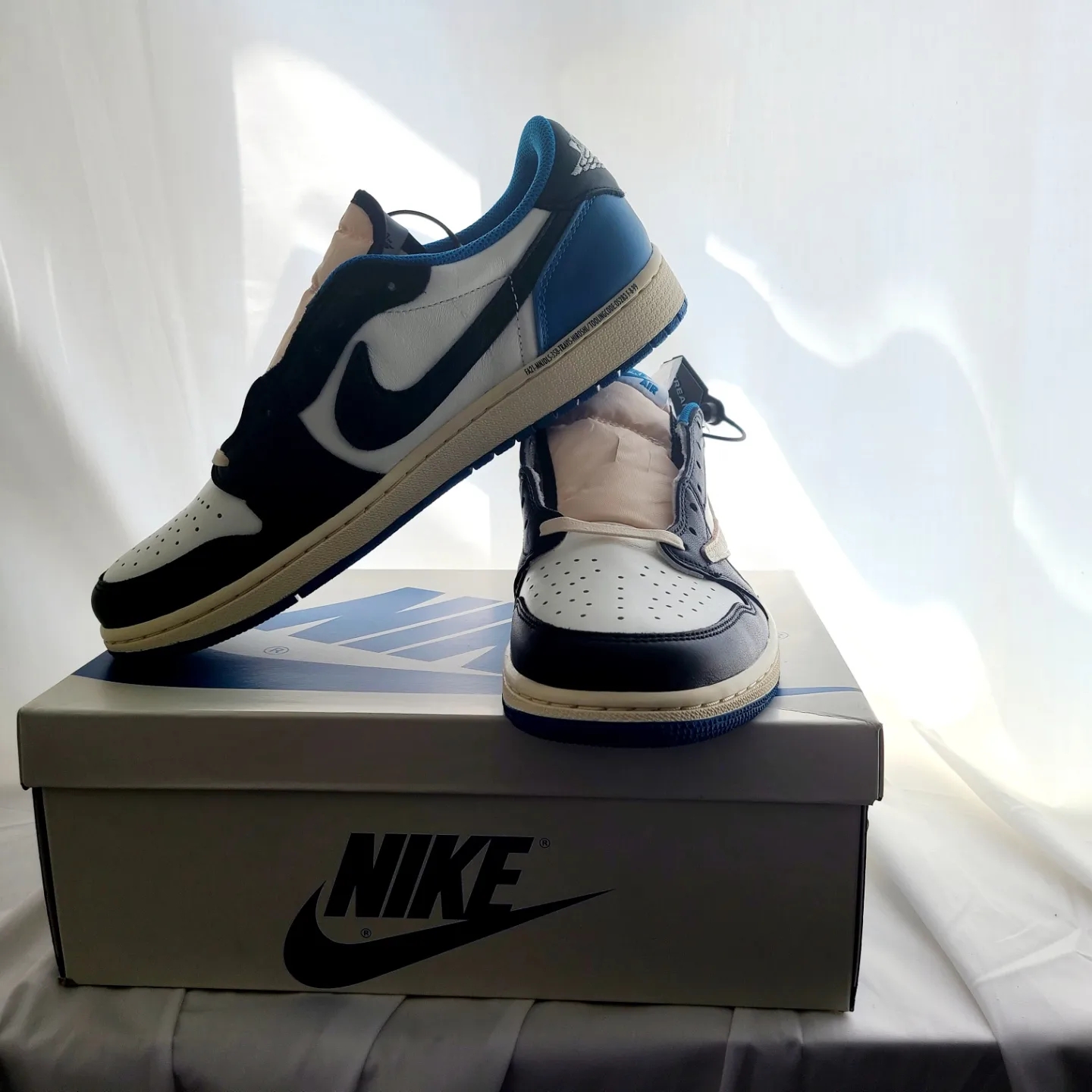 Jordan 1 x Travis Scott x Fragment Retro Low OG SP Military Blue 착용 스타일 - 1