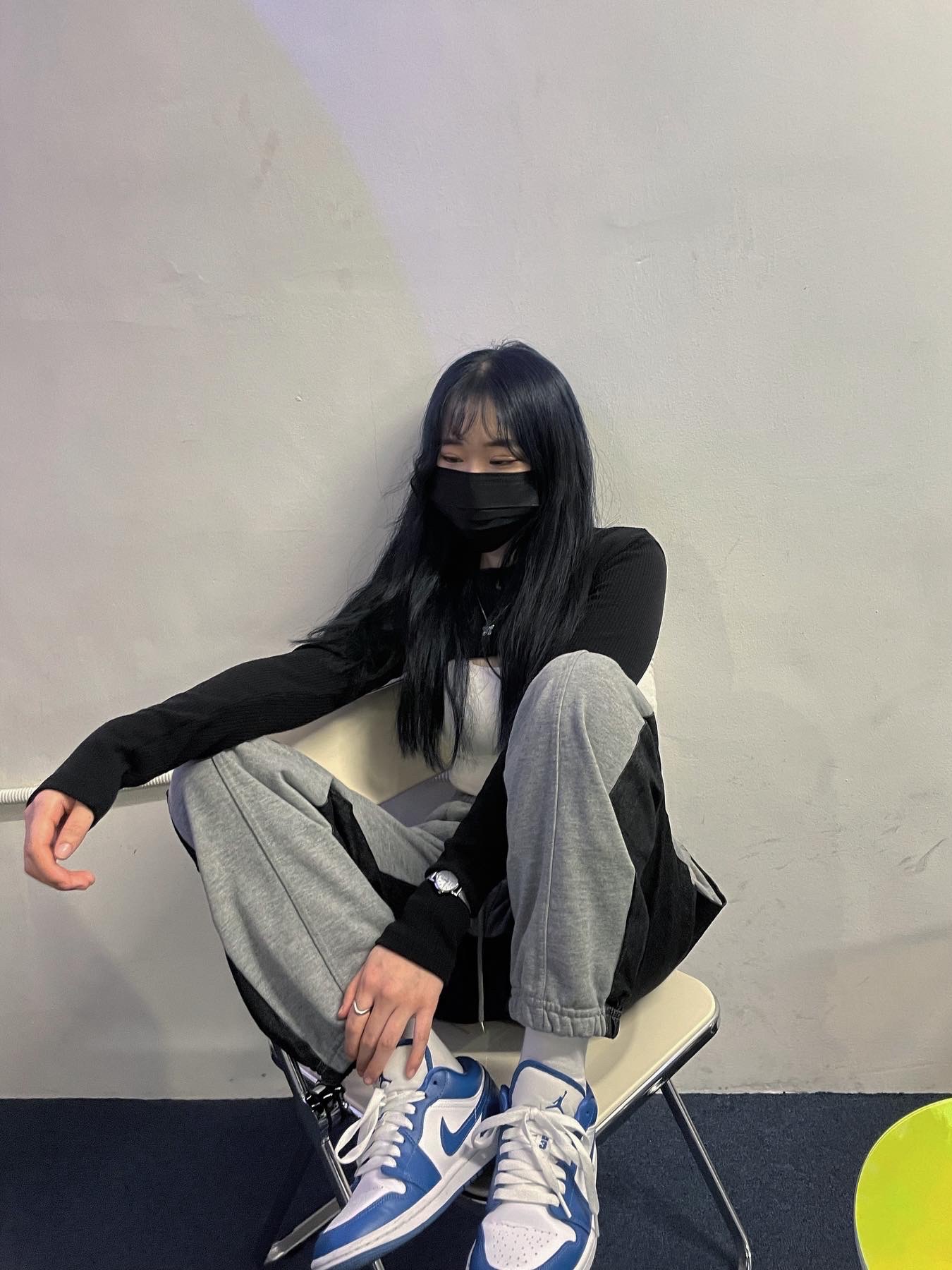 (W) Jordan 1 Low White Dark Marina Blue 착용 스타일 - 1