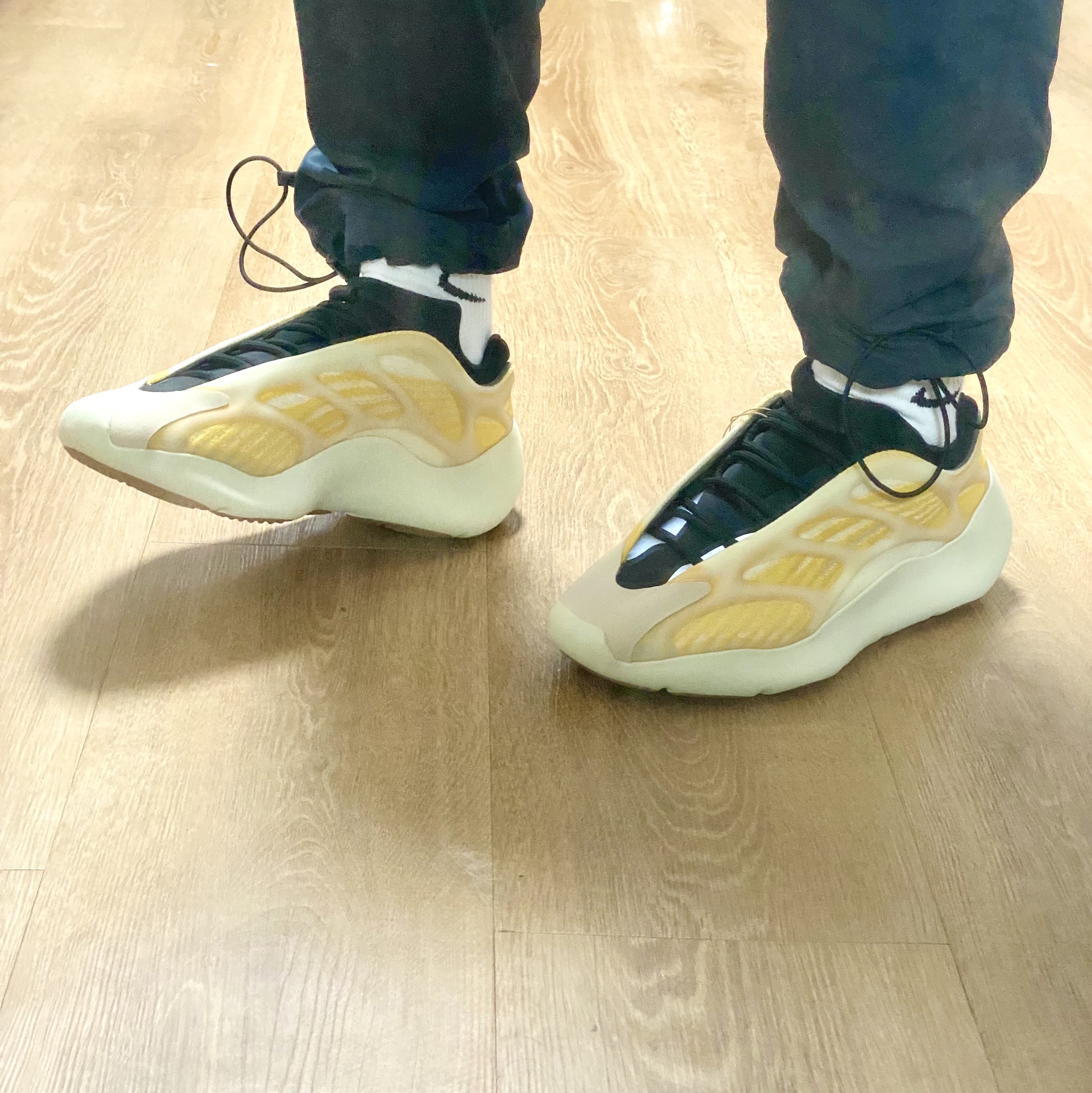 Adidas Yeezy 700 V3 Mono Safflower, Nike Dunk Low Retro Next Nature Riftblue 착용 스타일 - 1