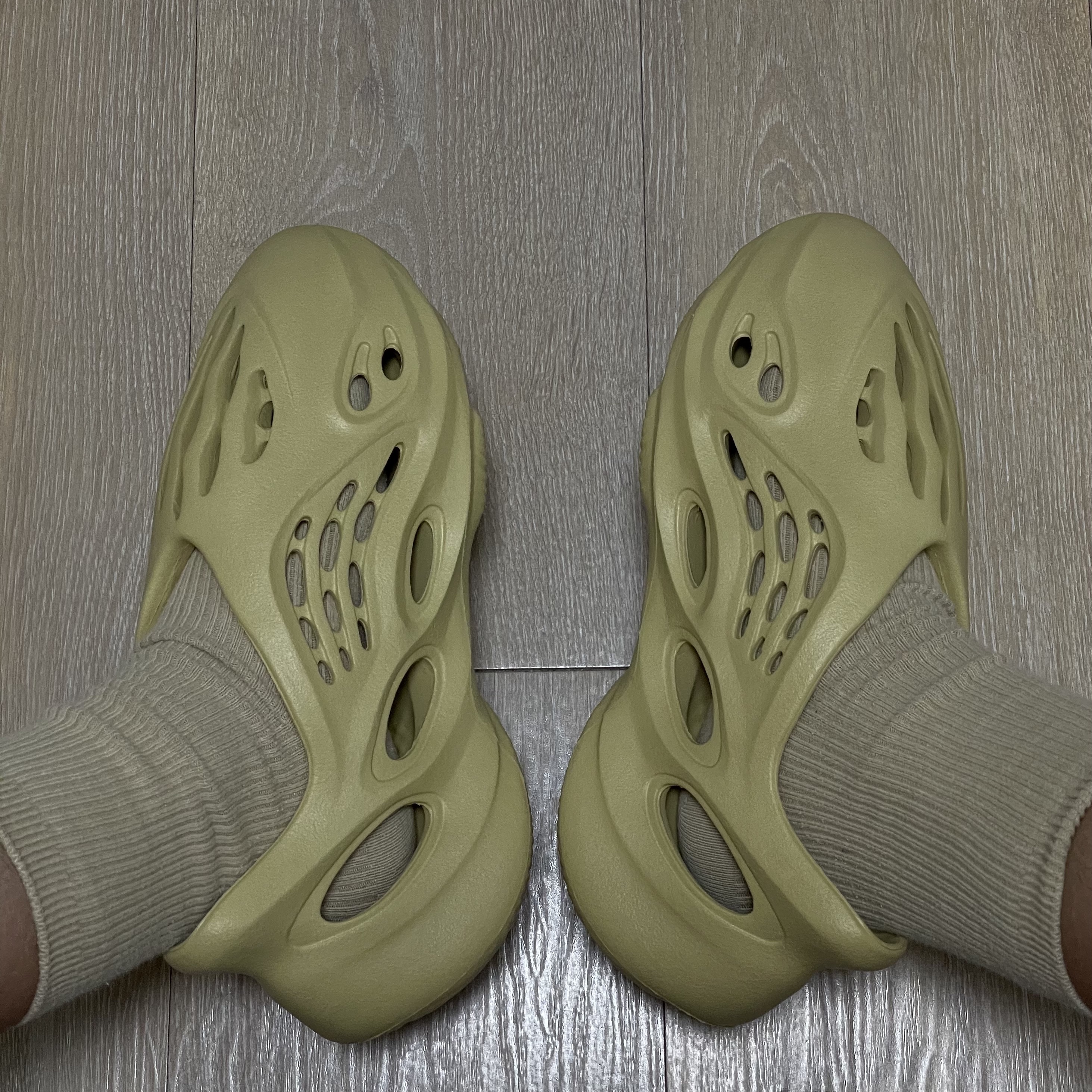 Adidas Yeezy Foam RNNR Sulfur 착용 스타일