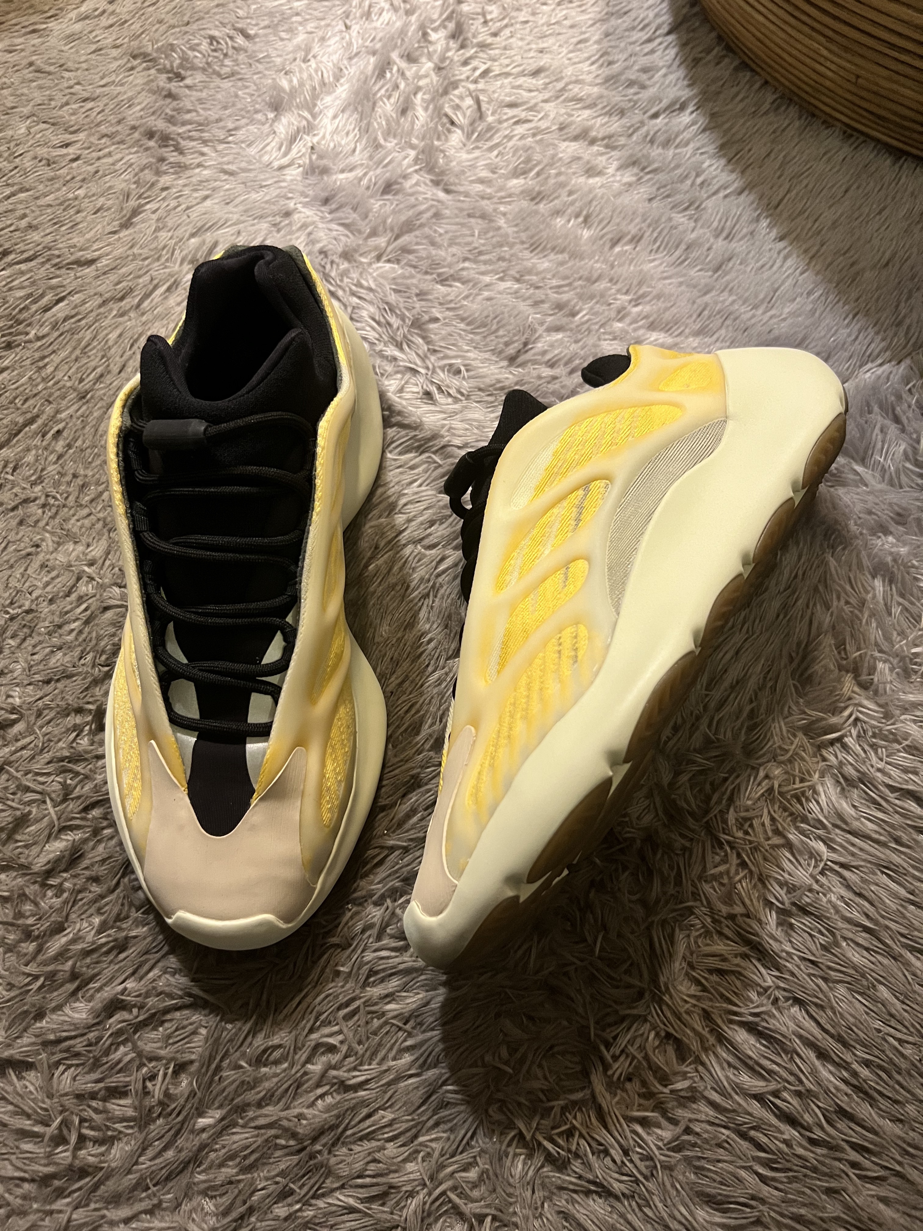 Adidas Yeezy 700 V3 Mono Safflower 착용 스타일