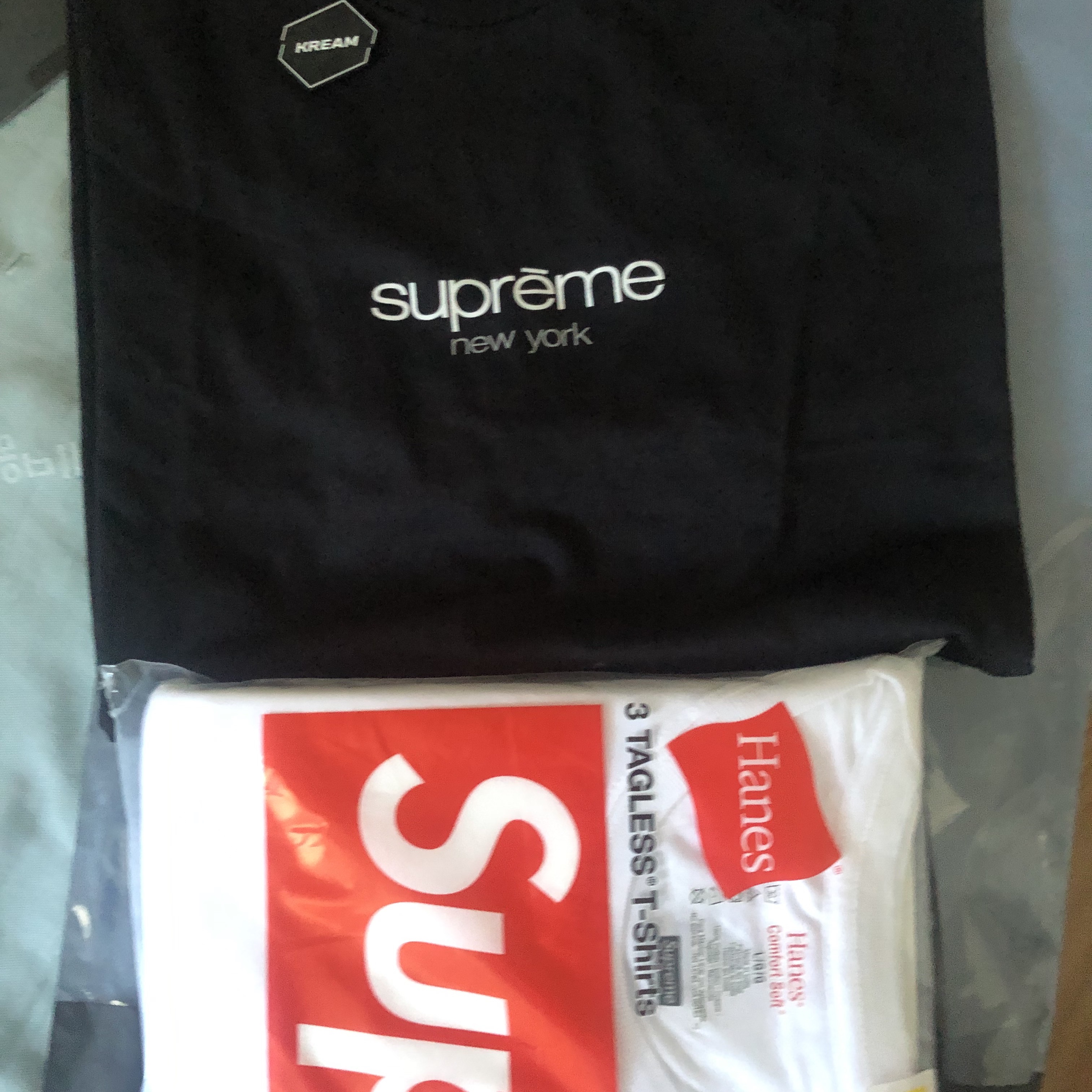 Supreme Classic Logo T-Shirt Black - 22SS 착용 스타일