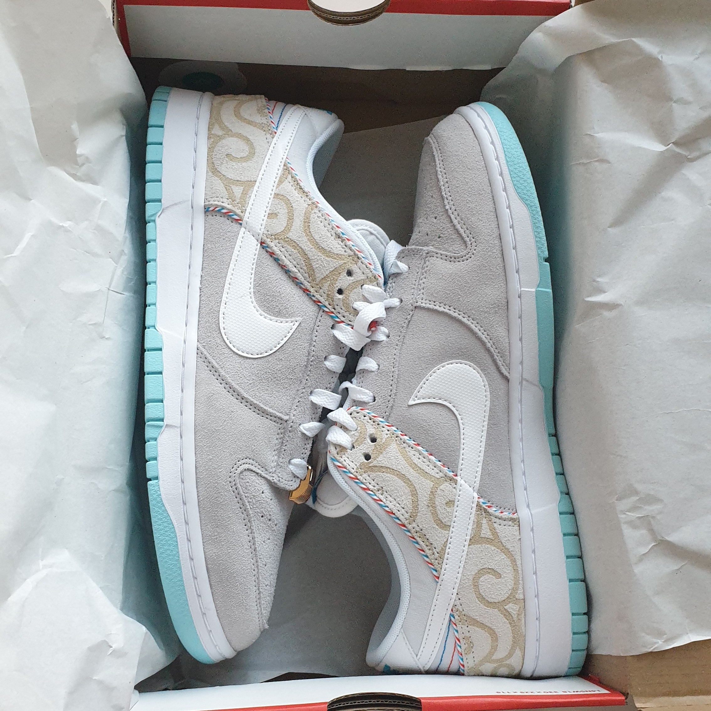 Nike Dunk Low Retro SE Barber Shop Grey 착용 스타일
