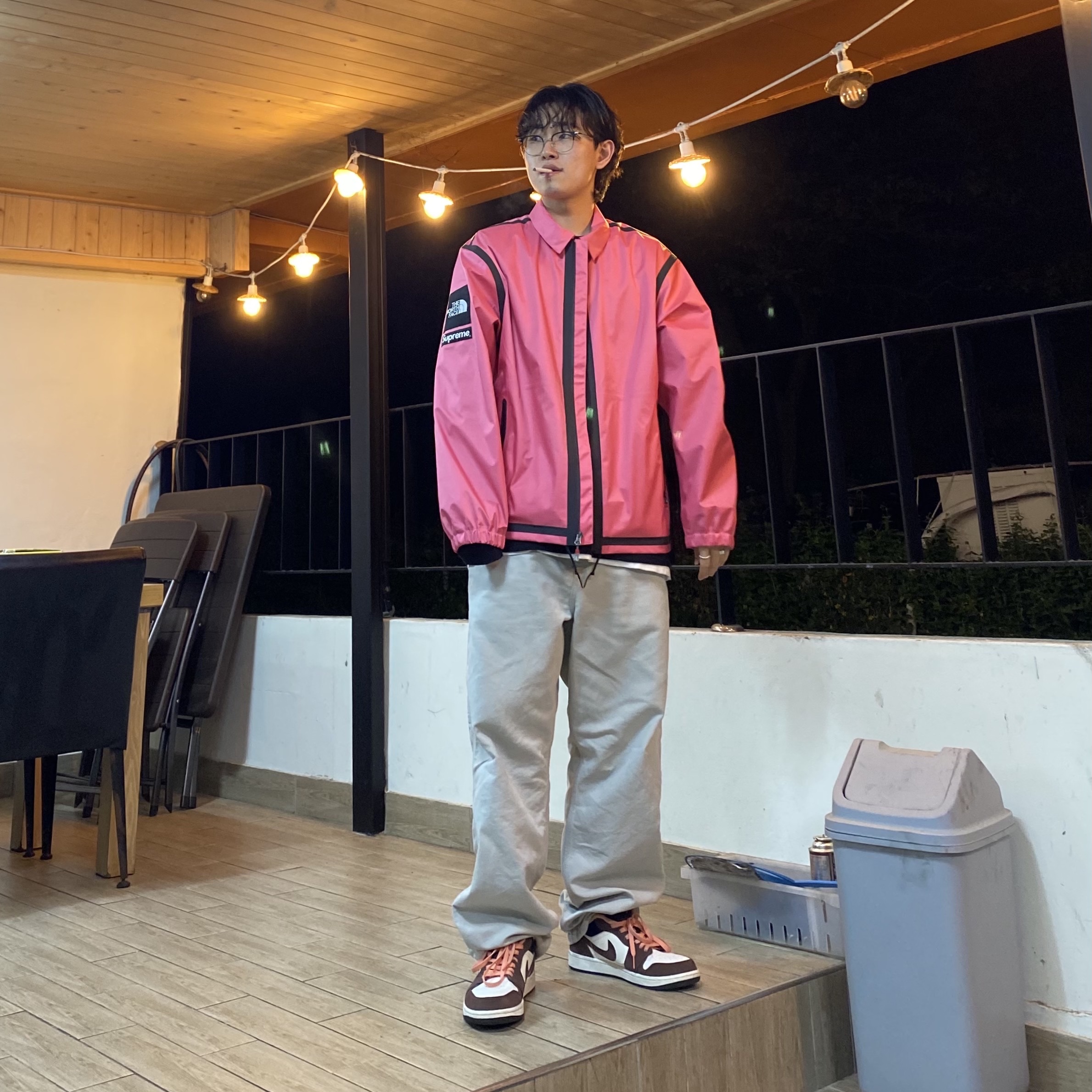 Supreme x The North Face Summit Series Outer Tape Seam Coaches Jacket Pink - 21SS, Jordan 1 Low SE Chocolate Bliss 착용 스타일